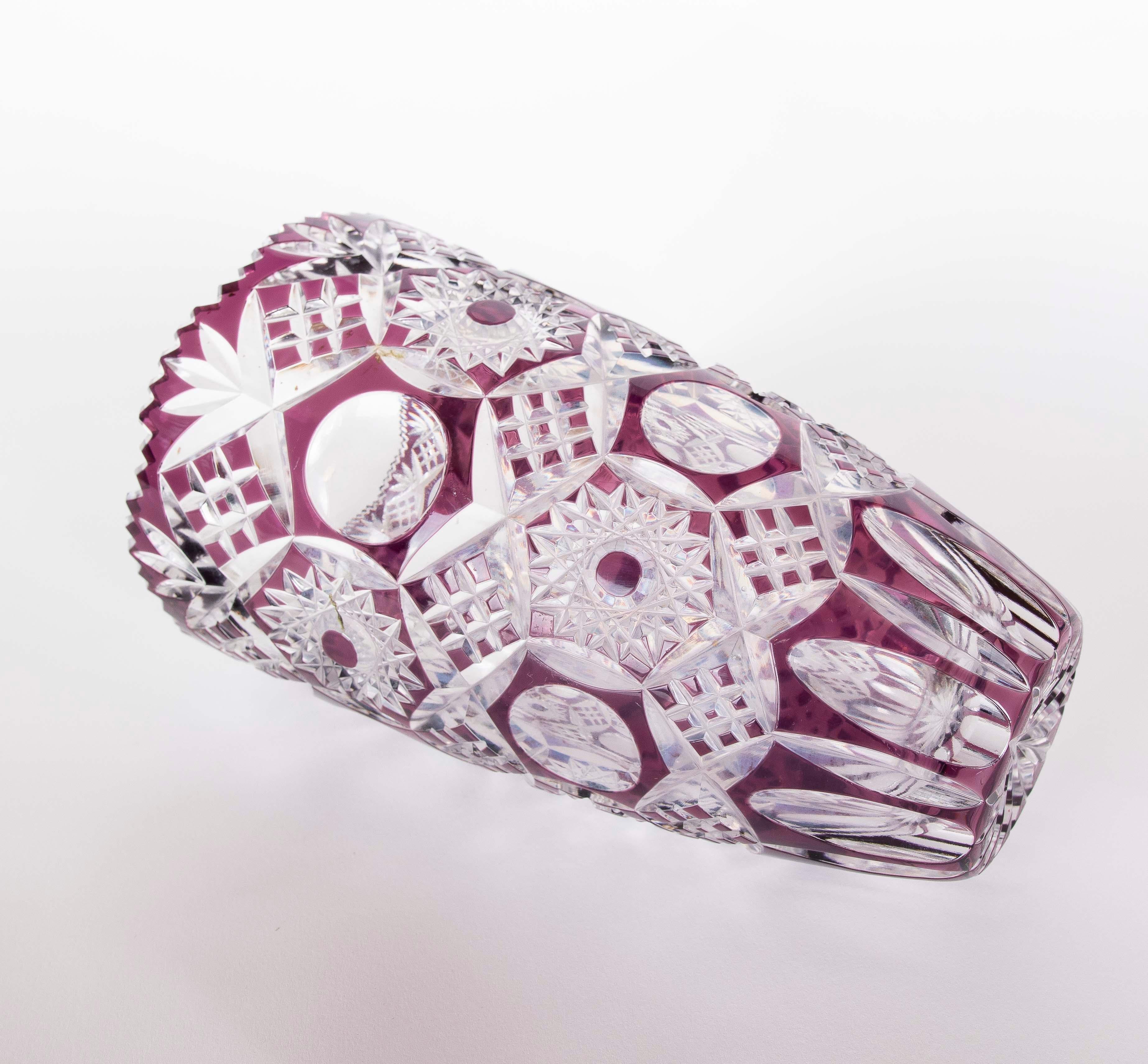 Geschliffene Kristallvase aus den 1970er Jahren mit geometrischen Details und lila Farbe im Angebot 2