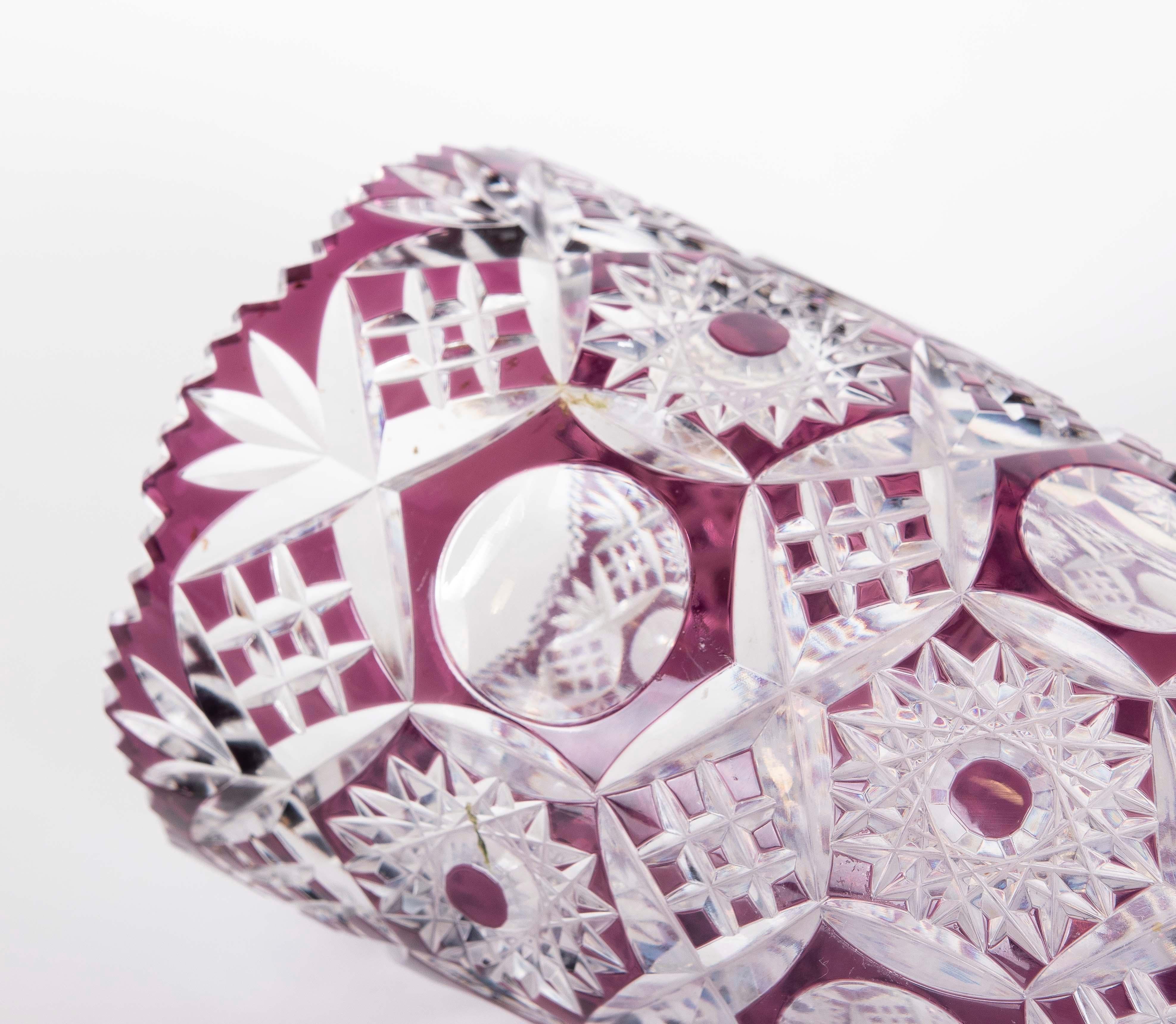Geschliffene Kristallvase aus den 1970er Jahren mit geometrischen Details und lila Farbe im Angebot 3