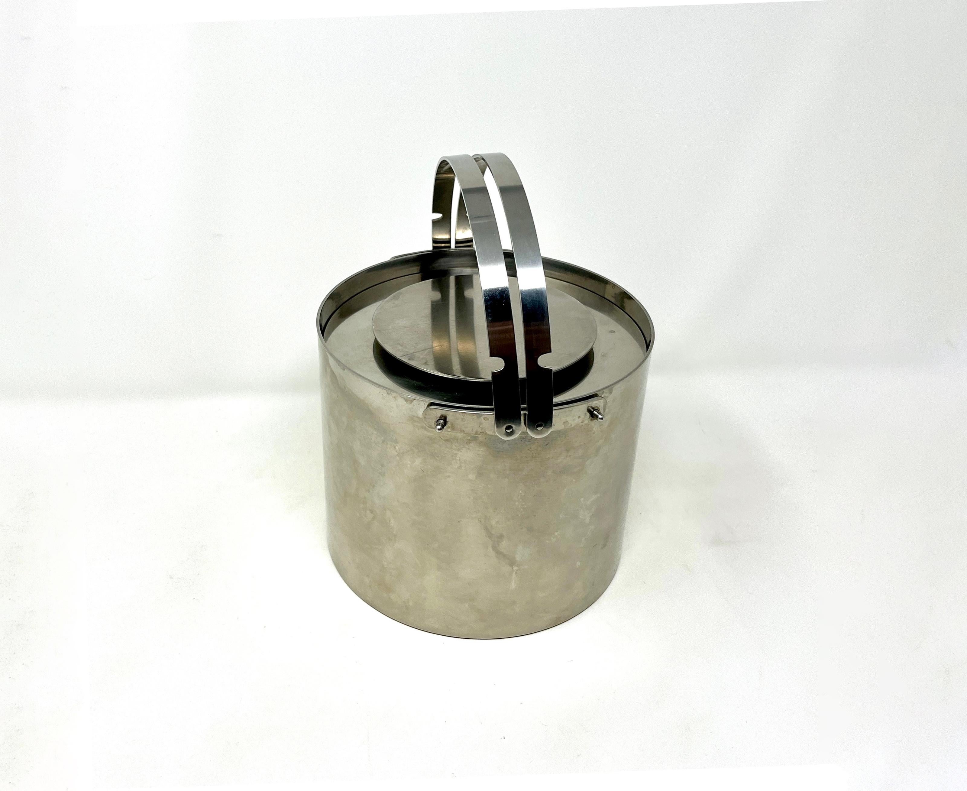 Arne Jacobsen entwarf diesen zeitlosen Eiskübel für Stelton um 1970. Hergestellt aus rostfreiem Stahl mit der Aufschrift Stelton, Denmark und der Nummer 18/8. Der Eiskübel hat zwei Griffe und einen Deckel. Keine Zange.

Guter Vintage-Zustand. Einige