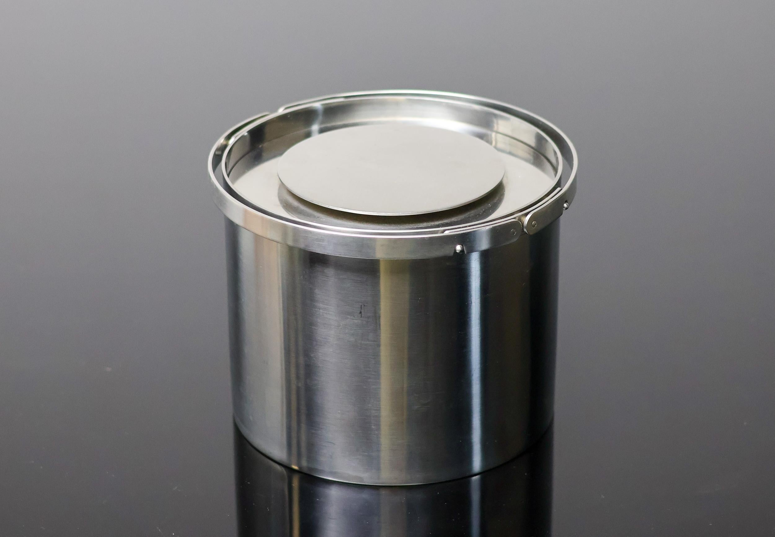Arne Jacobsen für Stelton Eiskübel mit passender Zange, hergestellt um 1970. Der Eiskübel und die Zange sind aus rostfreiem Stahl mit der Aufschrift Stelton, Denmark und der Nummer 18/8. Der Eiskübel hat zwei Griffe und einen Deckel, die Zange passt