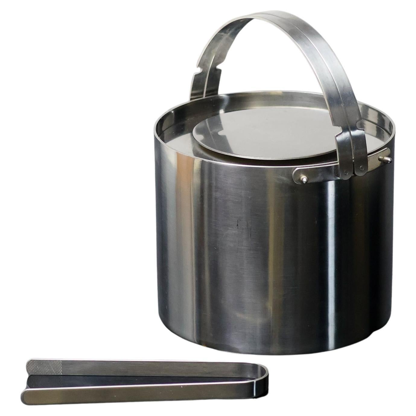 Cubitera de acero inoxidable Cylinda de los años 70 con pinzas, de Arne Jacobsen para Stelton