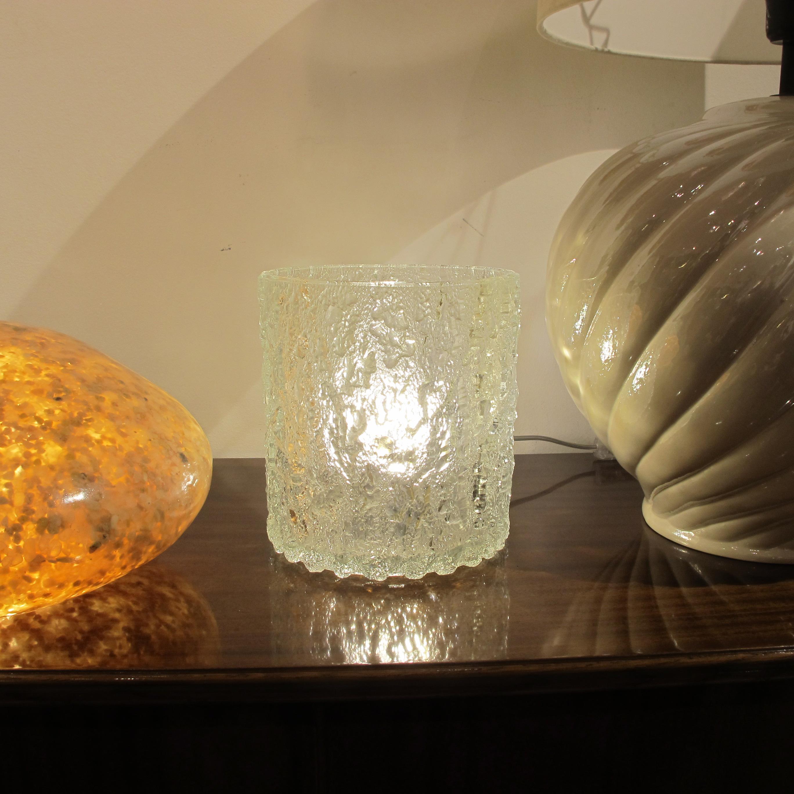 Mid-Century Modern Lampes de bureau autrichiennes des années 1970 en forme de cylindre en verre texturé de J. T. Kalmar en vente