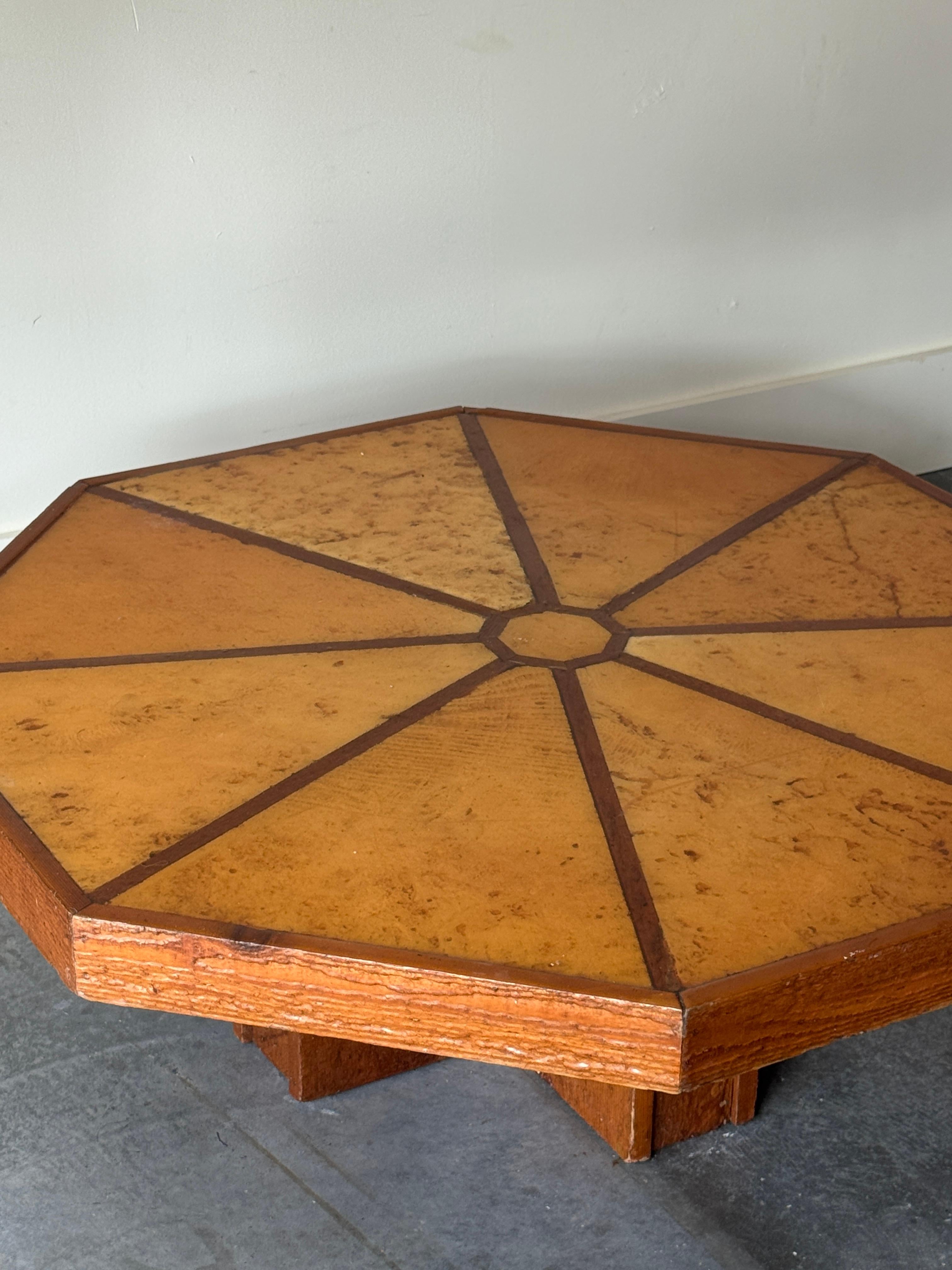 Table basse octogonale en pierre de Chypre et de Corail de forme octogonale. Pierre incrustée autour d'un bois de cyprès enduit de résine. 
