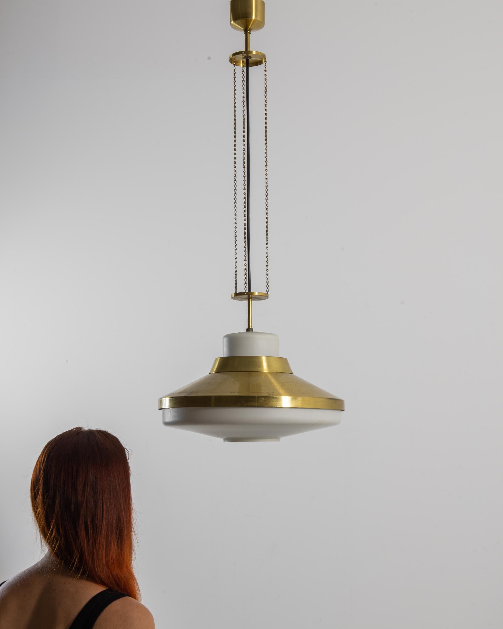 Lampe pendante en laiton tchèque des années 1970 Bon état - En vente à High Point, NC