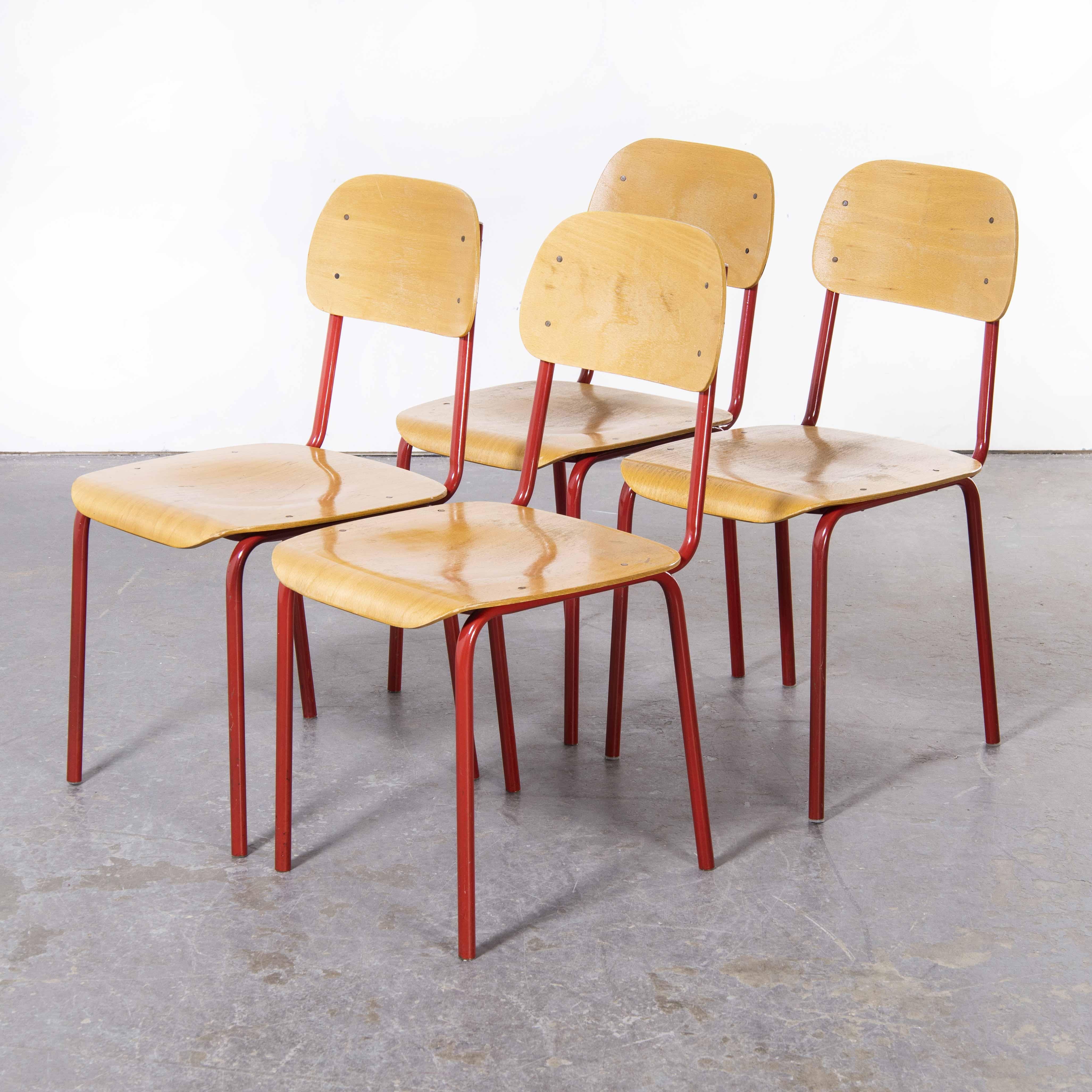 Chaises empilables industrielles tchèques des années 1970, rouges, lot de quatre en vente 4