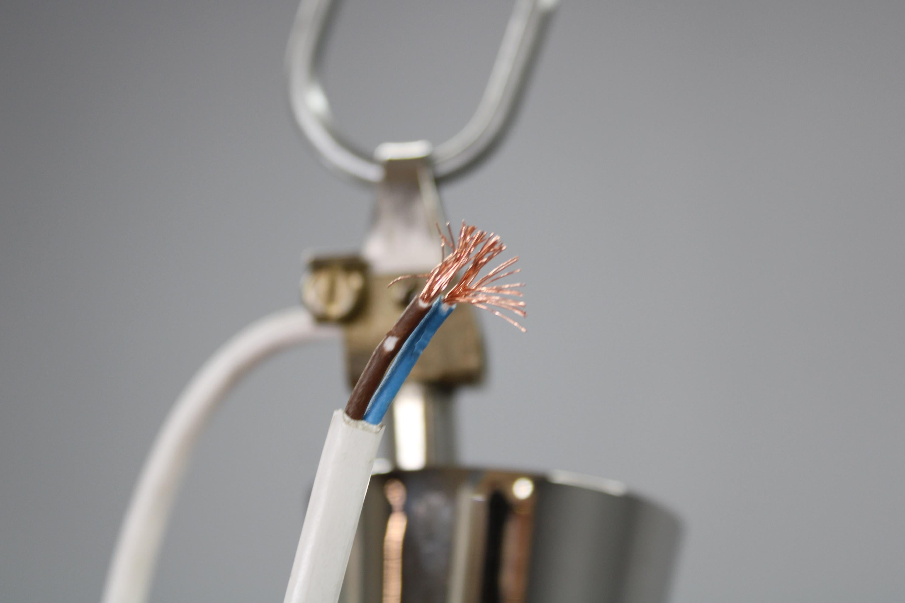 Lámparas colgantes checas de mediados de siglo de los 70, vidrio soplado y cromo, recableadas, par en venta 5