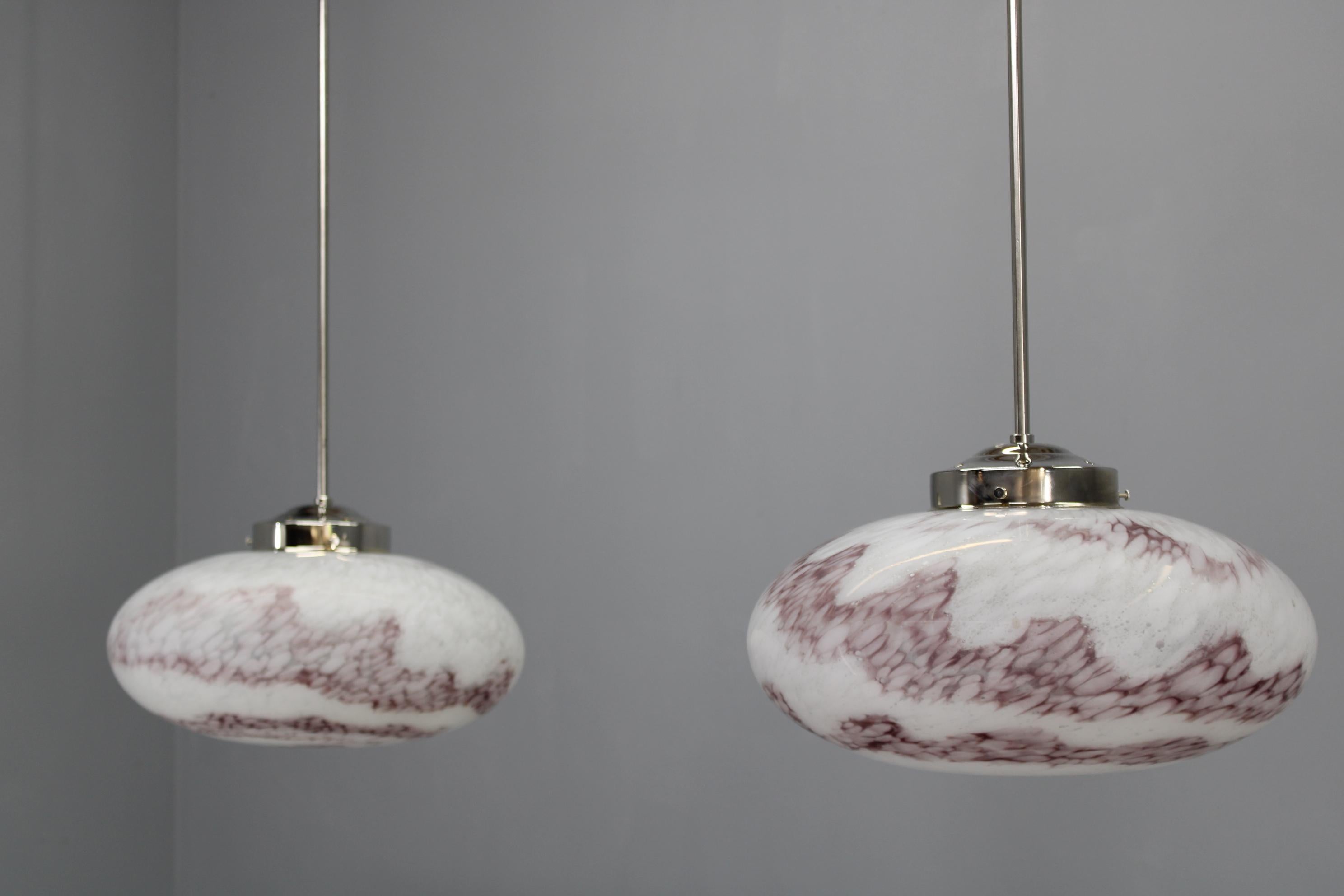 Lámparas colgantes checas de mediados de siglo de los 70, vidrio soplado y cromo, recableadas, par Art Decó en venta