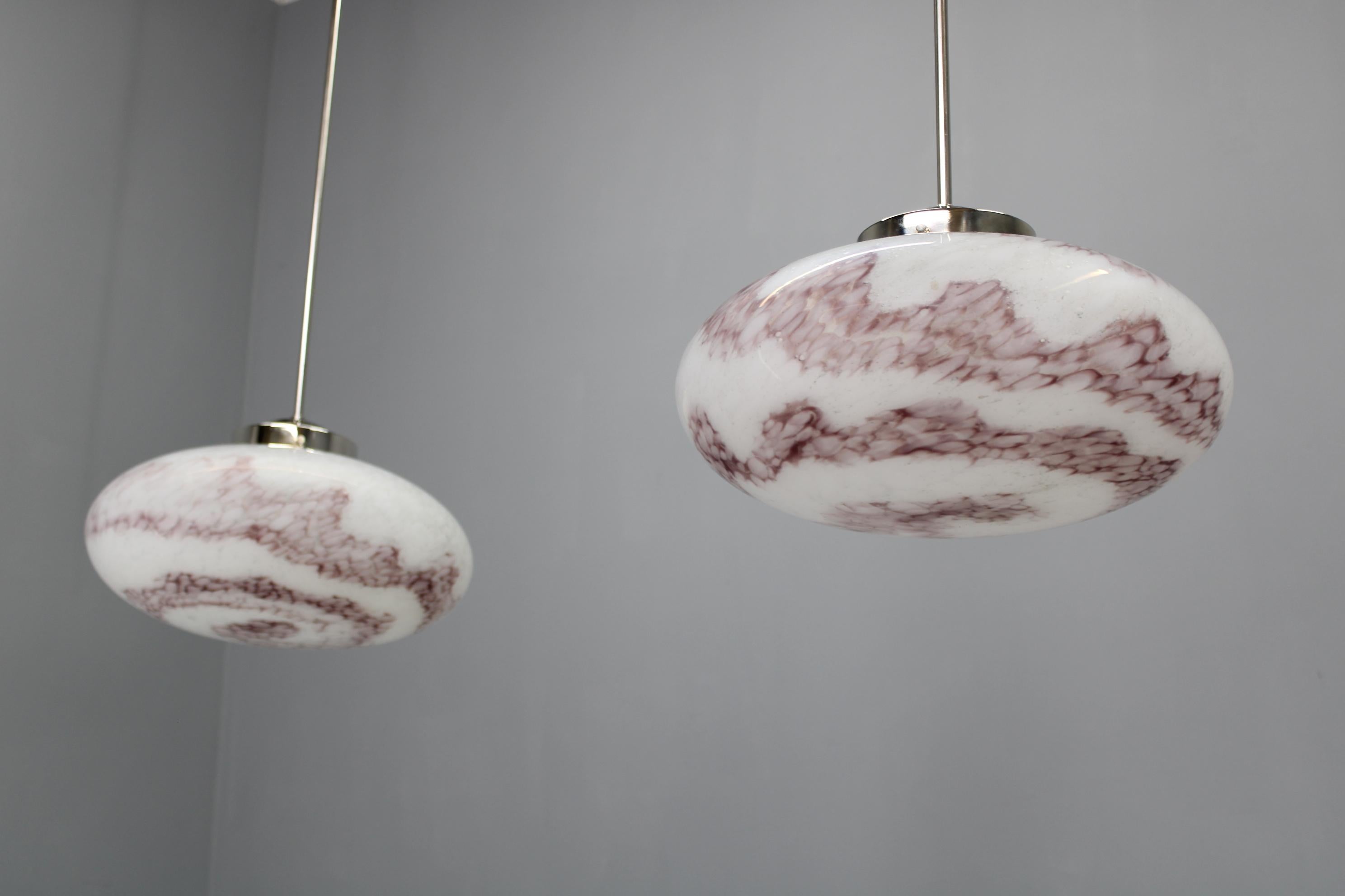 Lámparas colgantes checas de mediados de siglo de los 70, vidrio soplado y cromo, recableadas, par Checo en venta