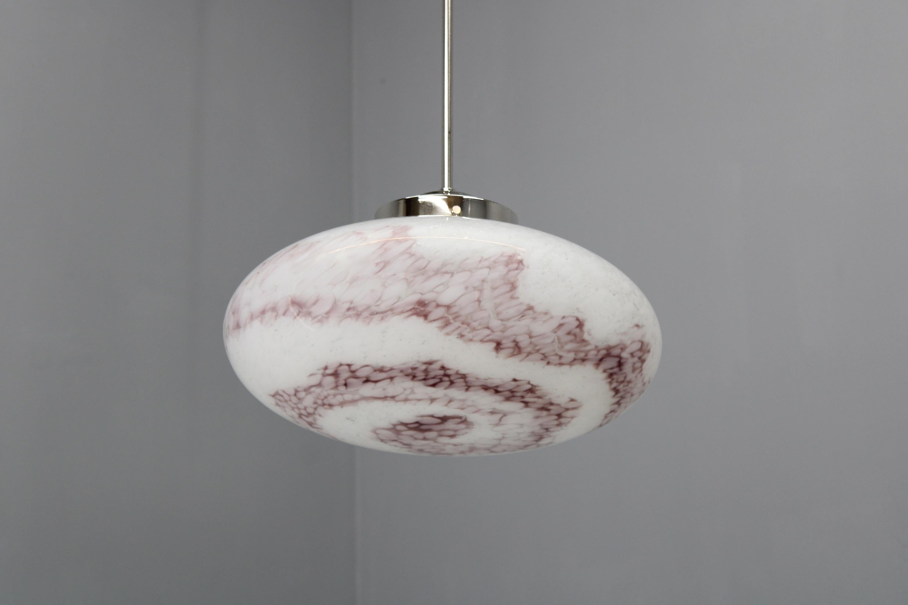 Lámparas colgantes checas de mediados de siglo de los 70, vidrio soplado y cromo, recableadas, par Pulido en venta