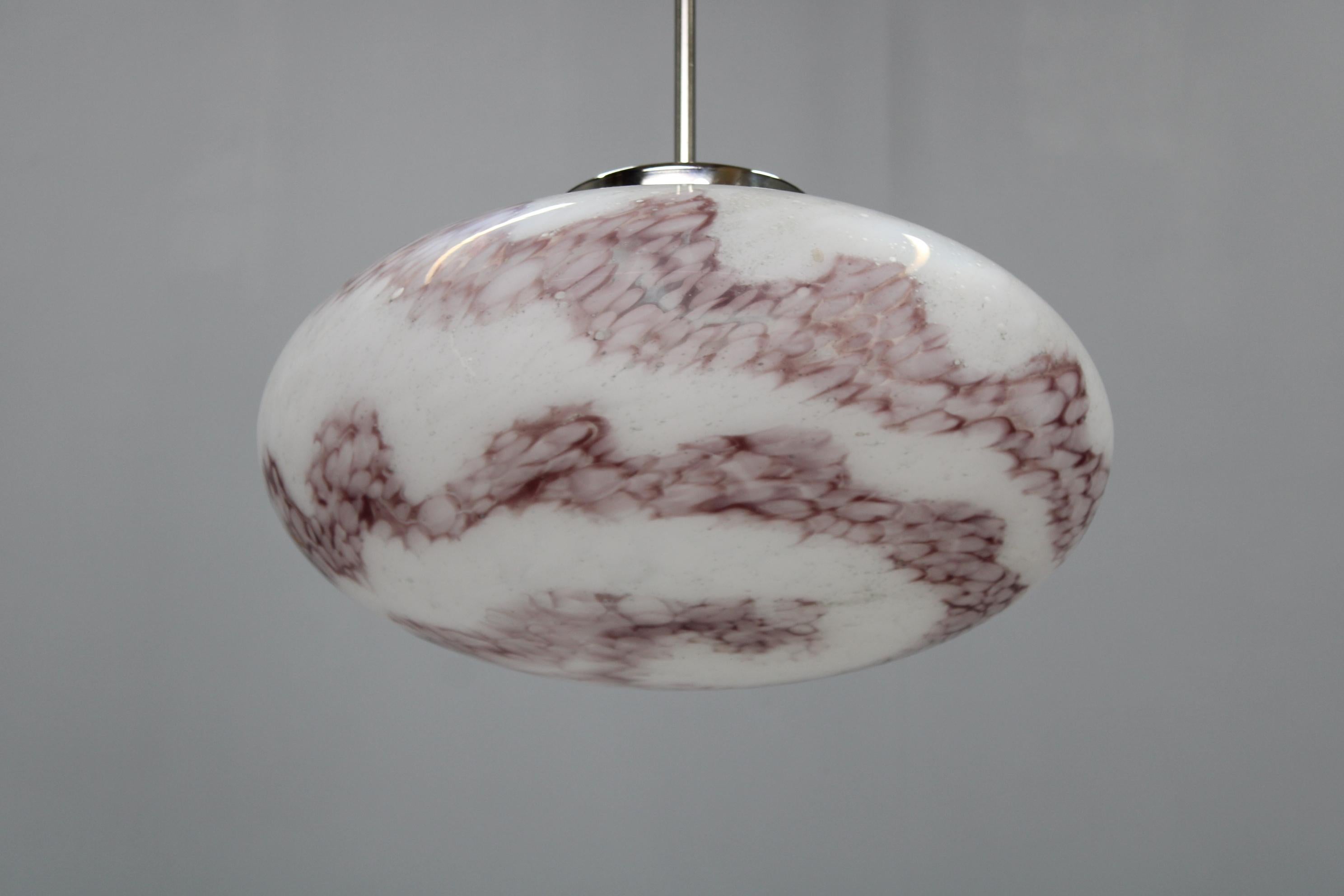 Lámparas colgantes checas de mediados de siglo de los 70, vidrio soplado y cromo, recableadas, par en Bueno estado para la venta en Praha, CZ