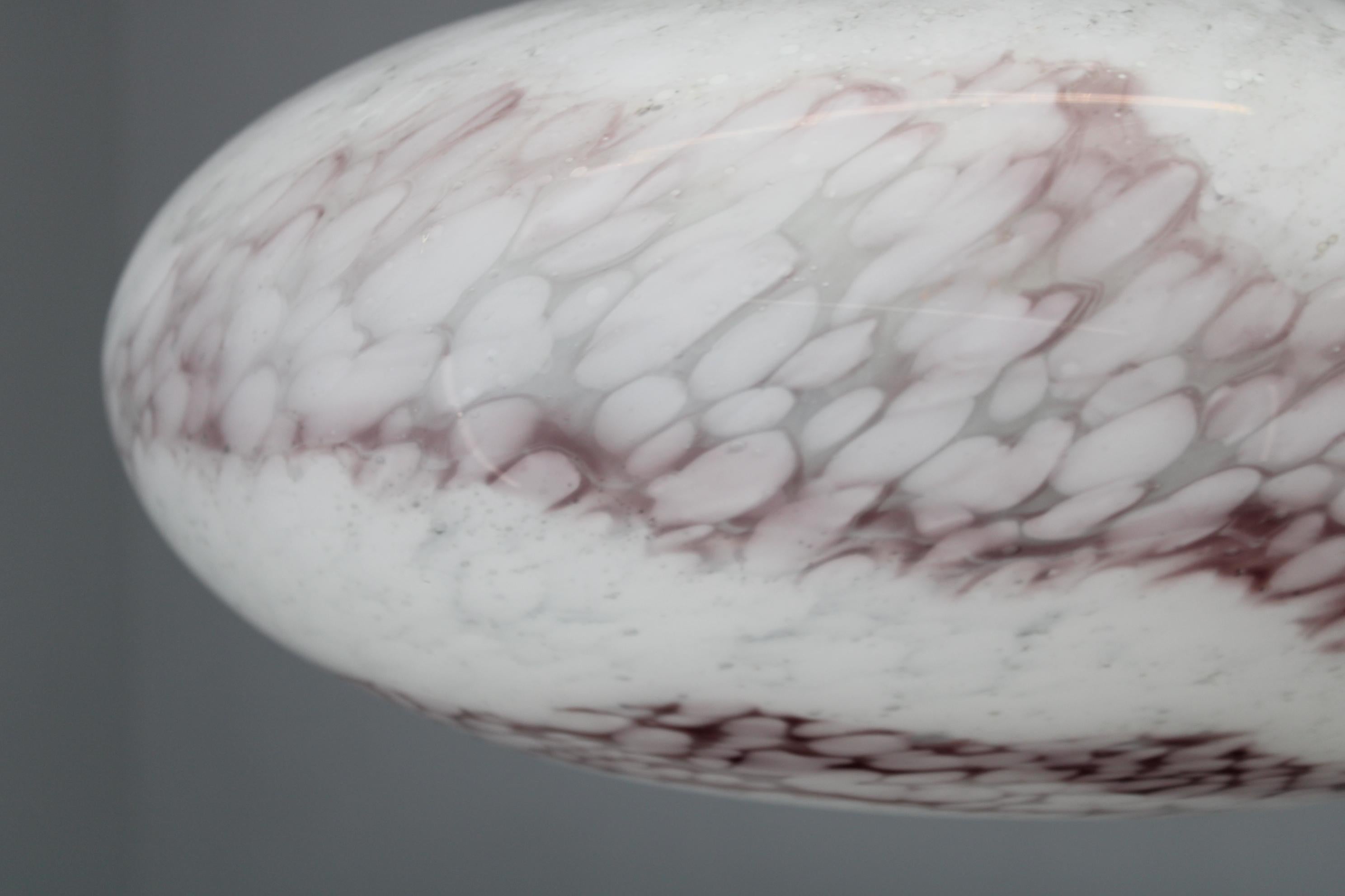 Lámparas colgantes checas de mediados de siglo de los 70, vidrio soplado y cromo, recableadas, par finales del siglo XX en venta