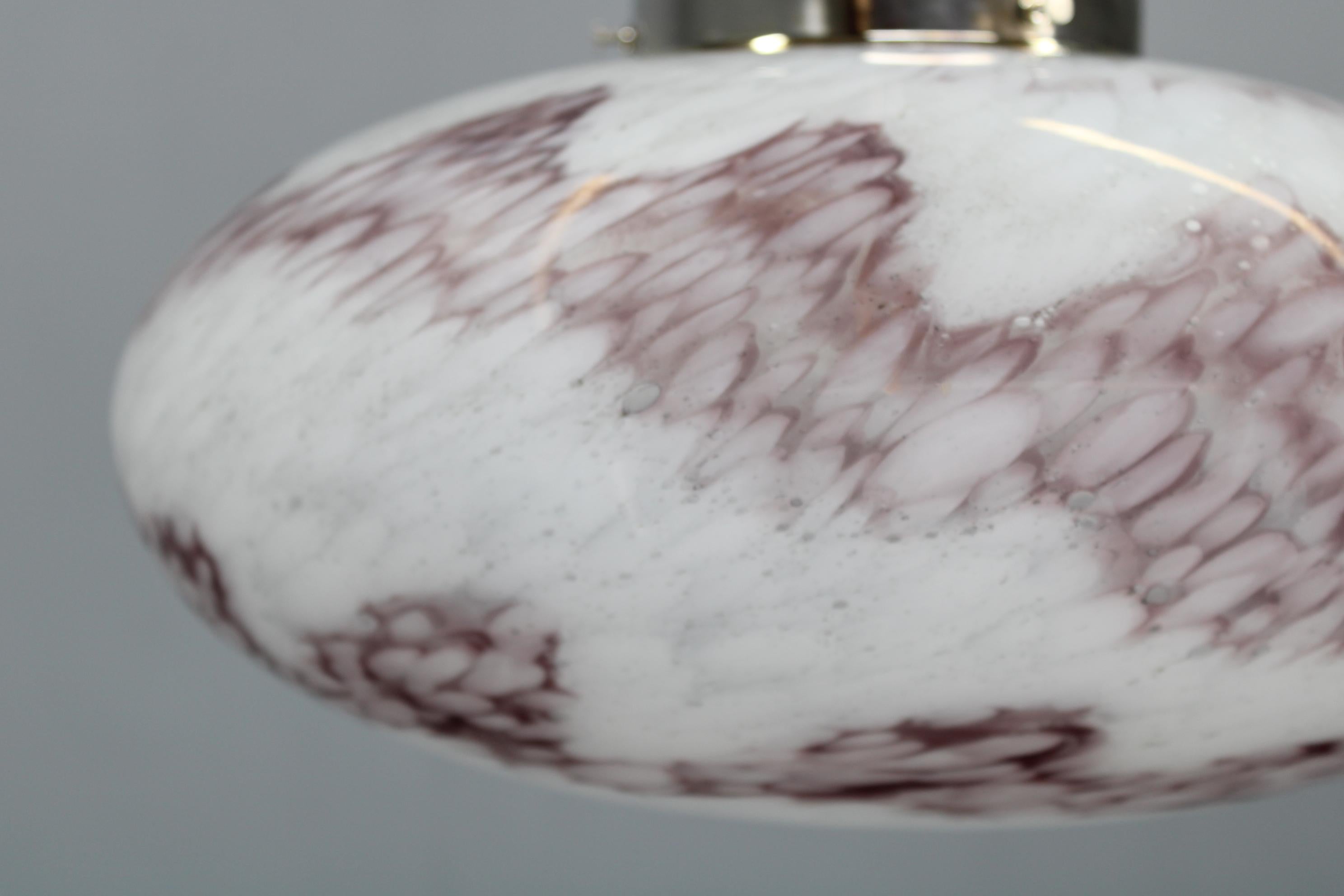 Lámparas colgantes checas de mediados de siglo de los 70, vidrio soplado y cromo, recableadas, par Metal en venta