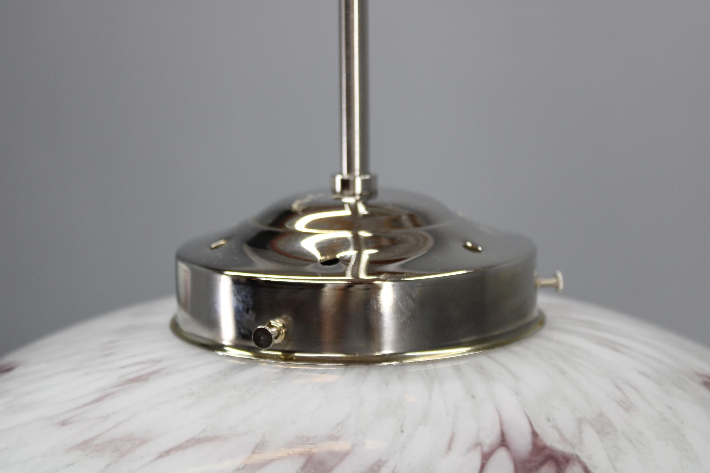 Lámparas colgantes checas de mediados de siglo de los 70, vidrio soplado y cromo, recableadas, par en venta 1