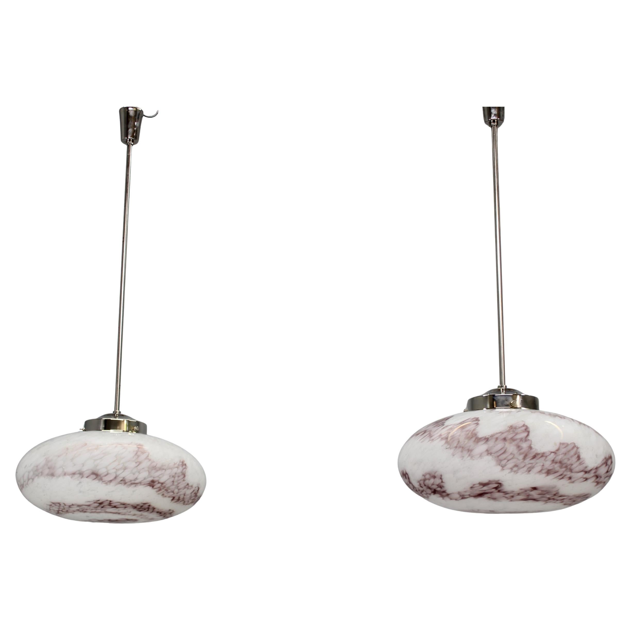 Lámparas colgantes checas de mediados de siglo de los 70, vidrio soplado y cromo, recableadas, par