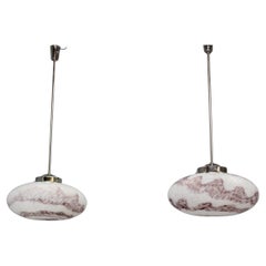 Lámparas colgantes checas de mediados de siglo de los 70, vidrio soplado y cromo, recableadas, par