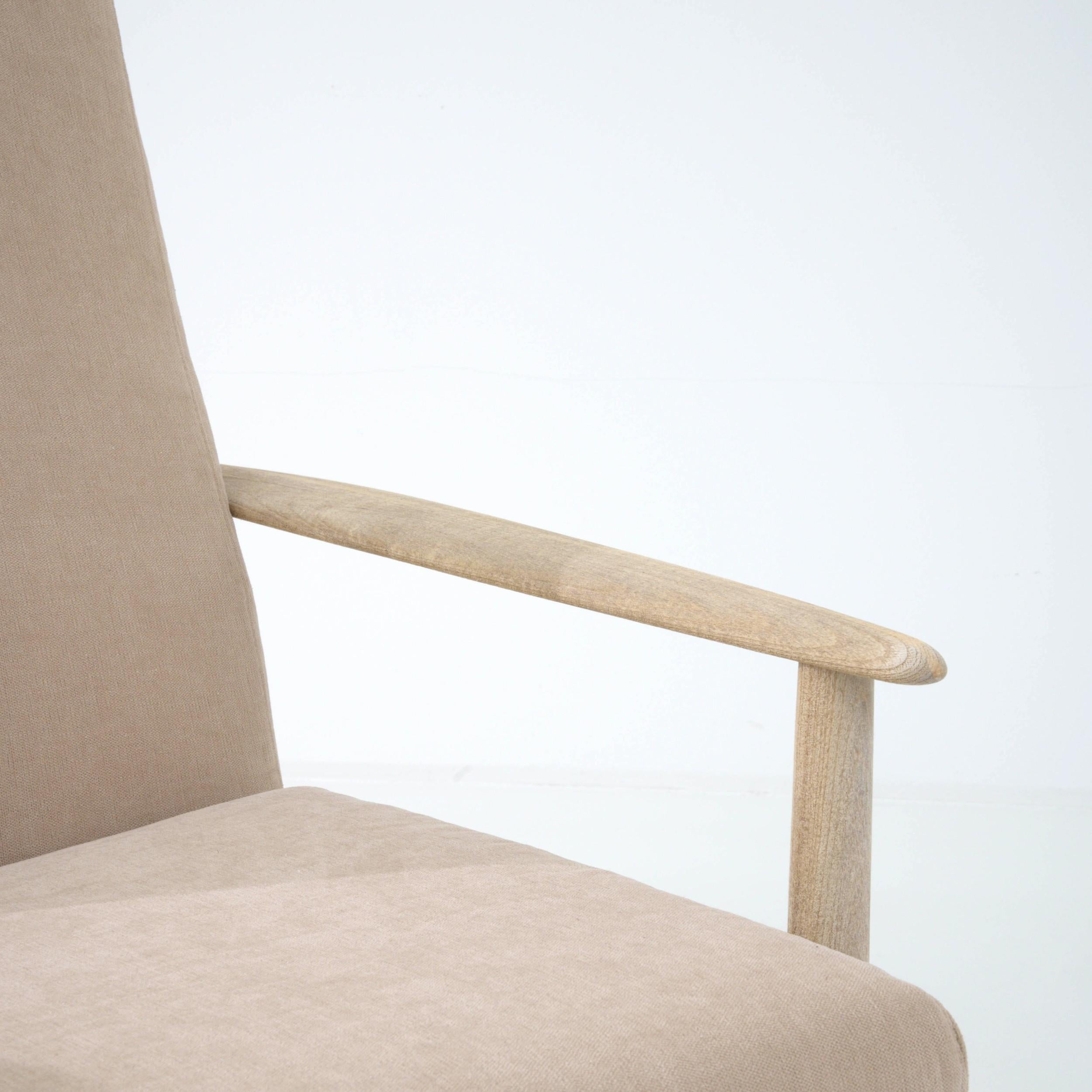 Paire de fauteuils tapissés modernistes tchèques des années 1970 en vente 6