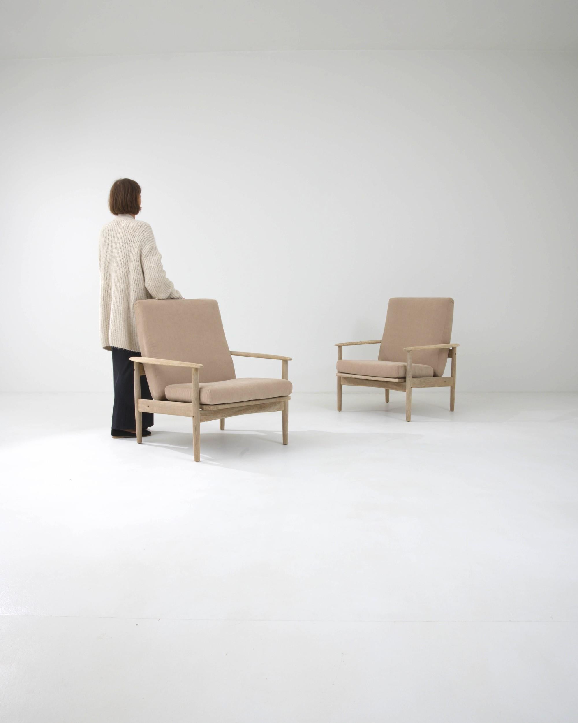 Mid-Century Modern Paire de fauteuils tapissés modernistes tchèques des années 1970 en vente