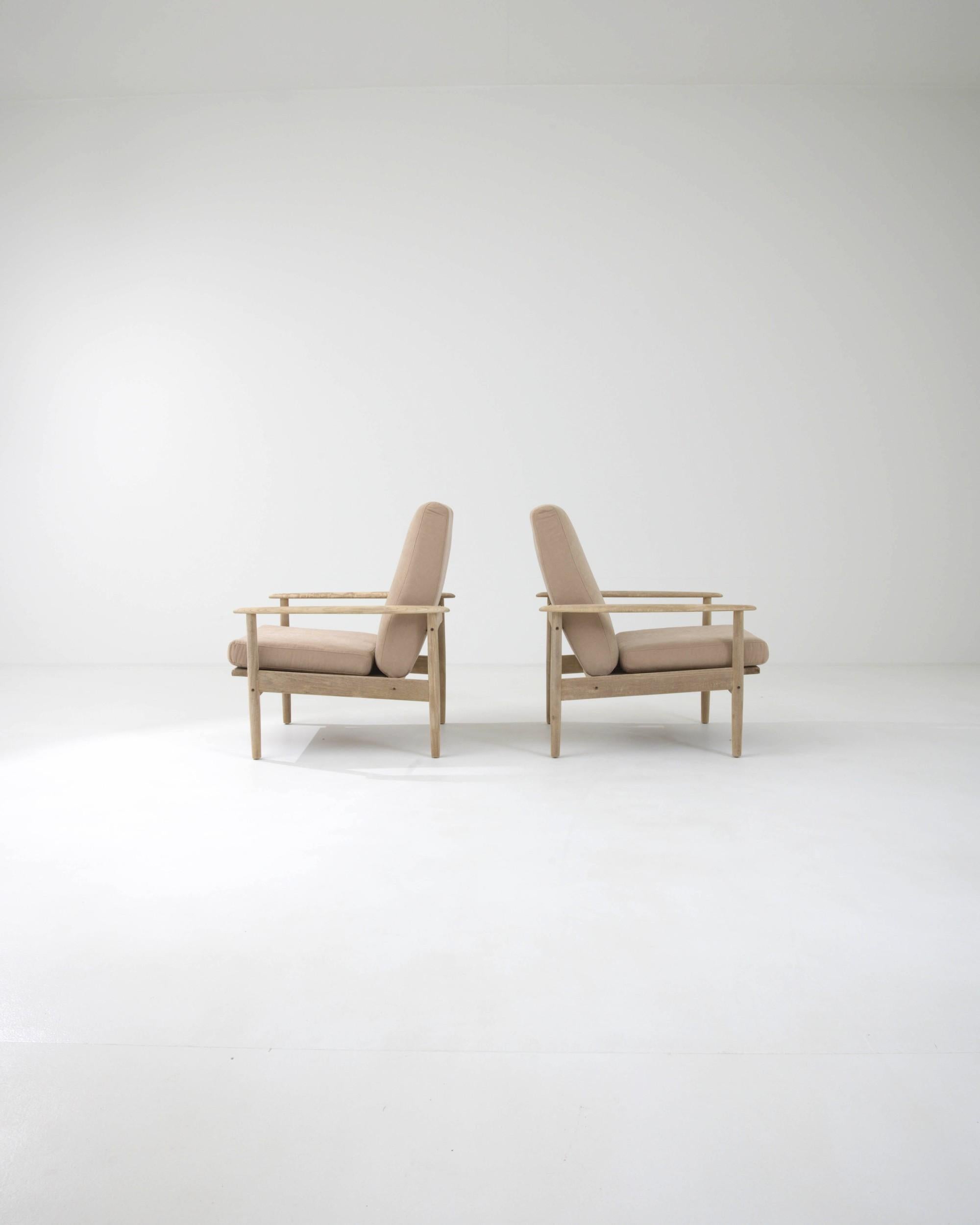Fin du 20e siècle Paire de fauteuils tapissés modernistes tchèques des années 1970 en vente