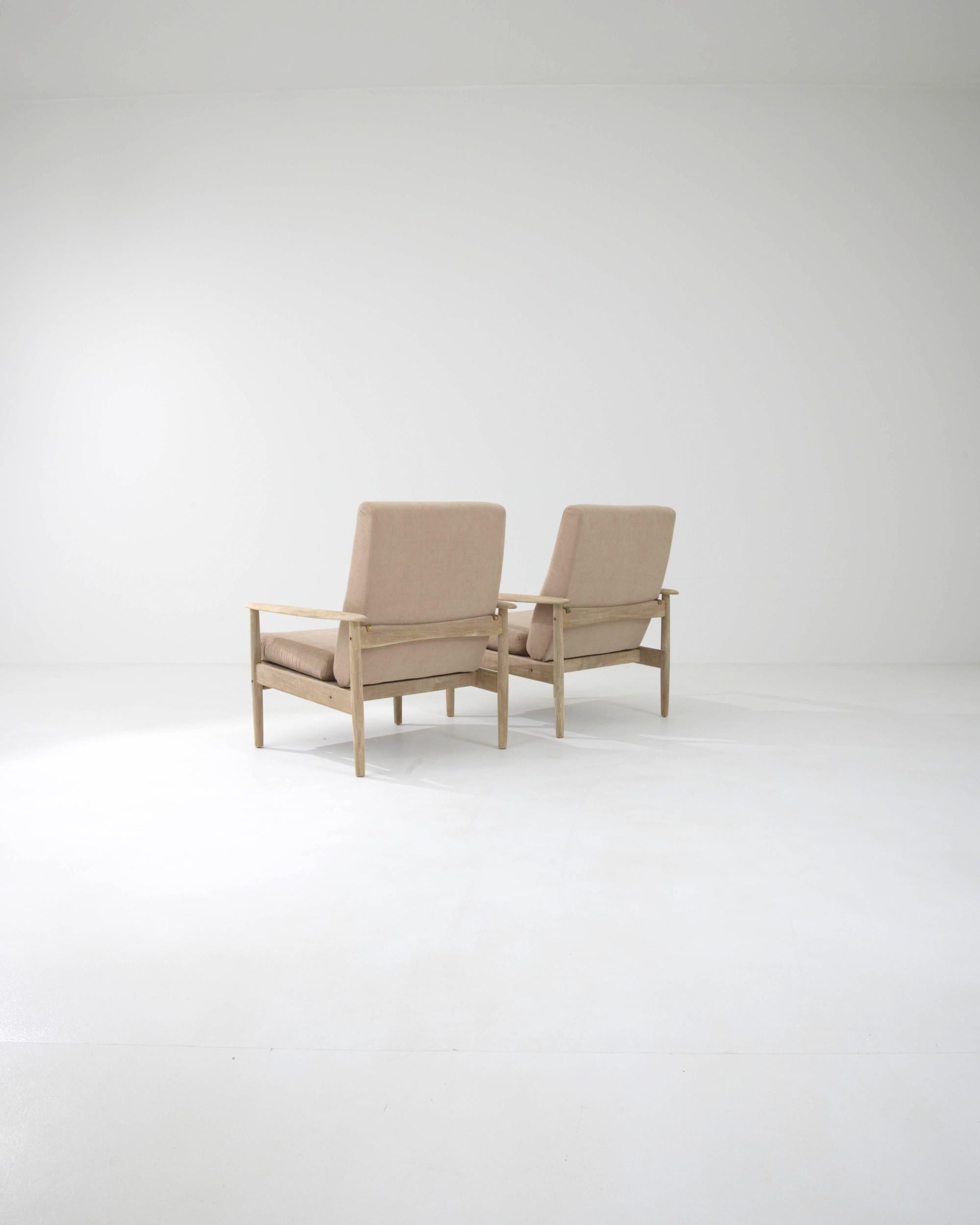 Tissu d'ameublement Paire de fauteuils tapissés modernistes tchèques des années 1970 en vente