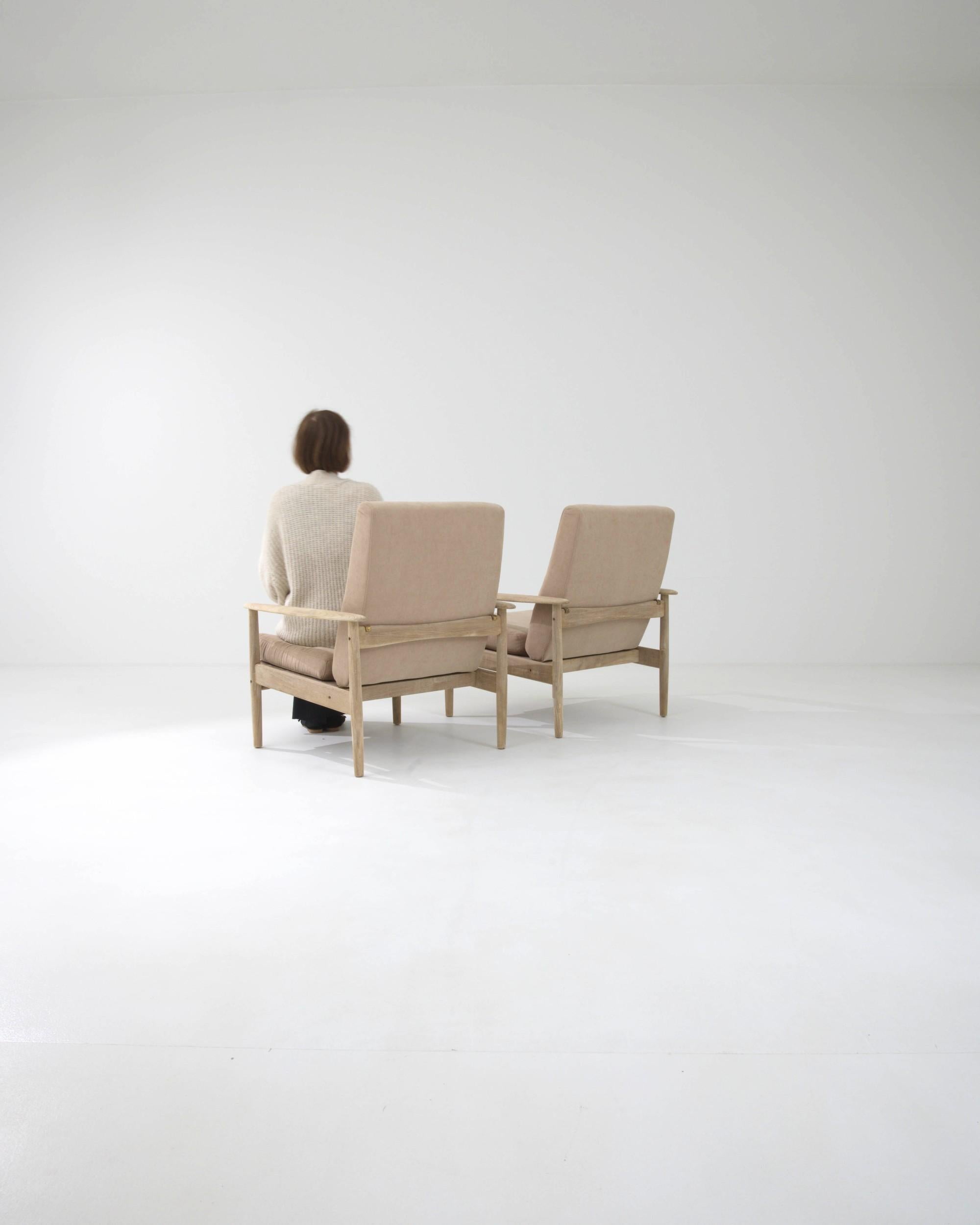 Paire de fauteuils tapissés modernistes tchèques des années 1970 en vente 1