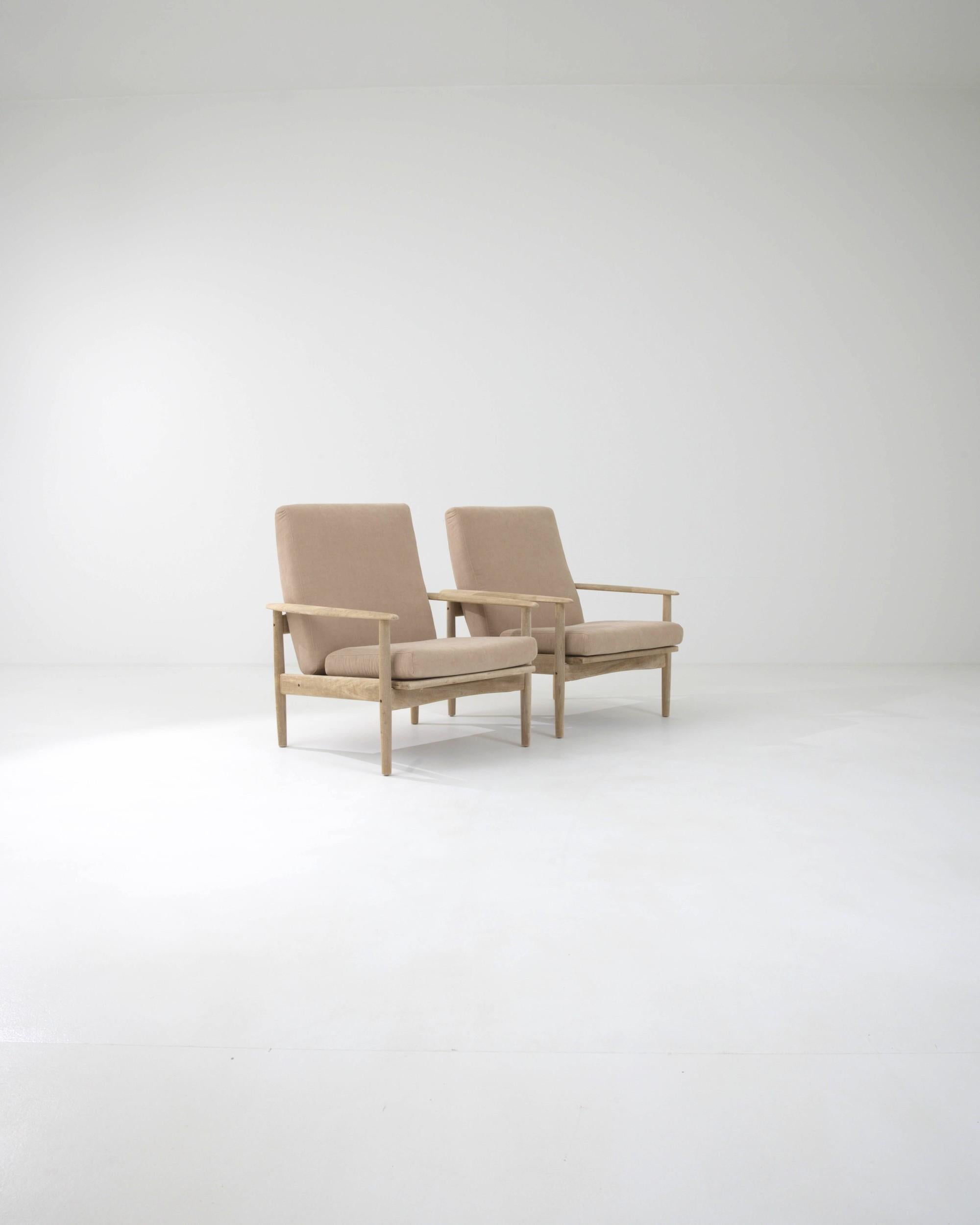 Paire de fauteuils tapissés modernistes tchèques des années 1970 en vente 2