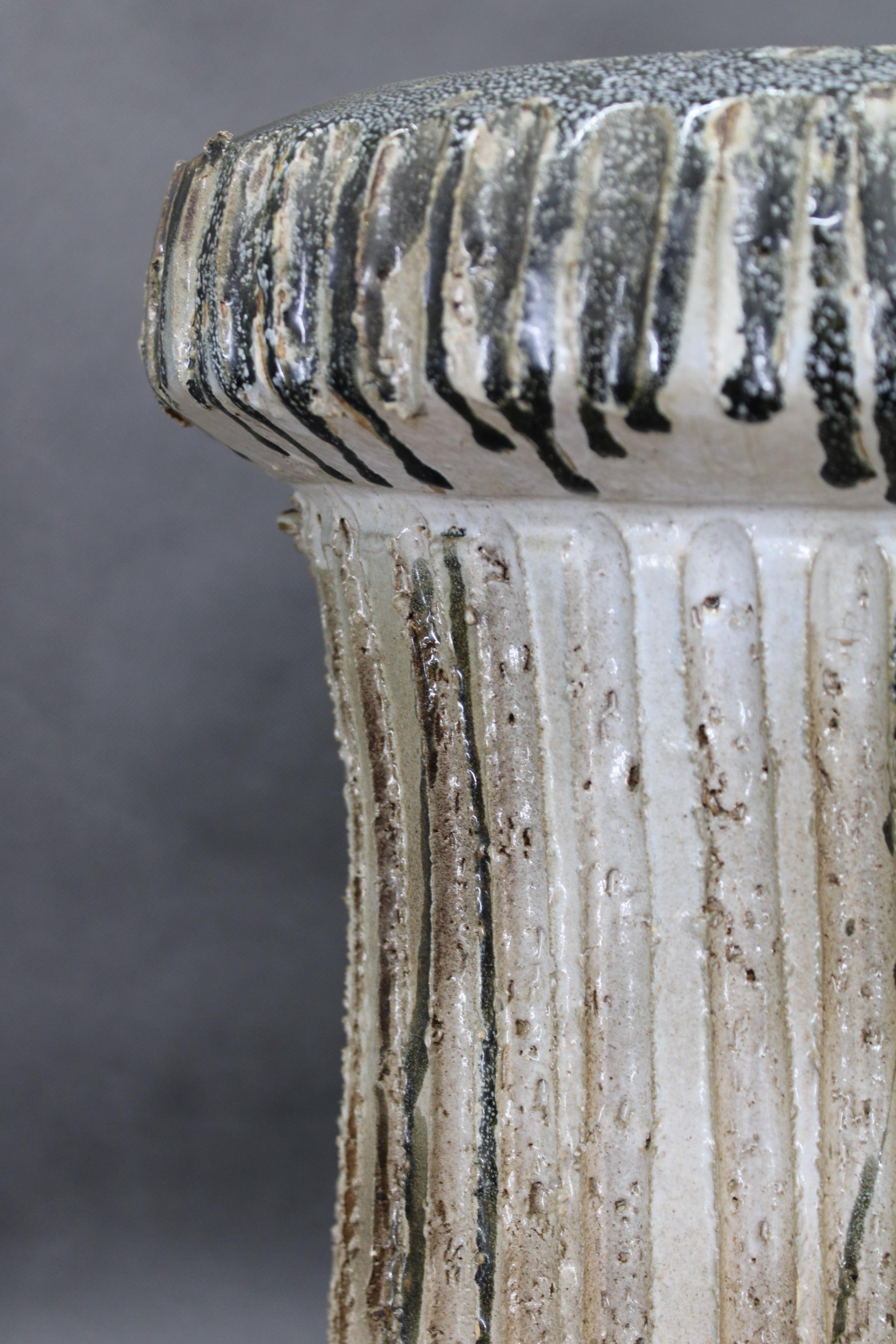 1970er Tschechoslowakische Brutalistische Keramikvase, große strukturierte Keramik aus der Jahrhundertmitte im Zustand „Gut“ im Angebot in Praha, CZ