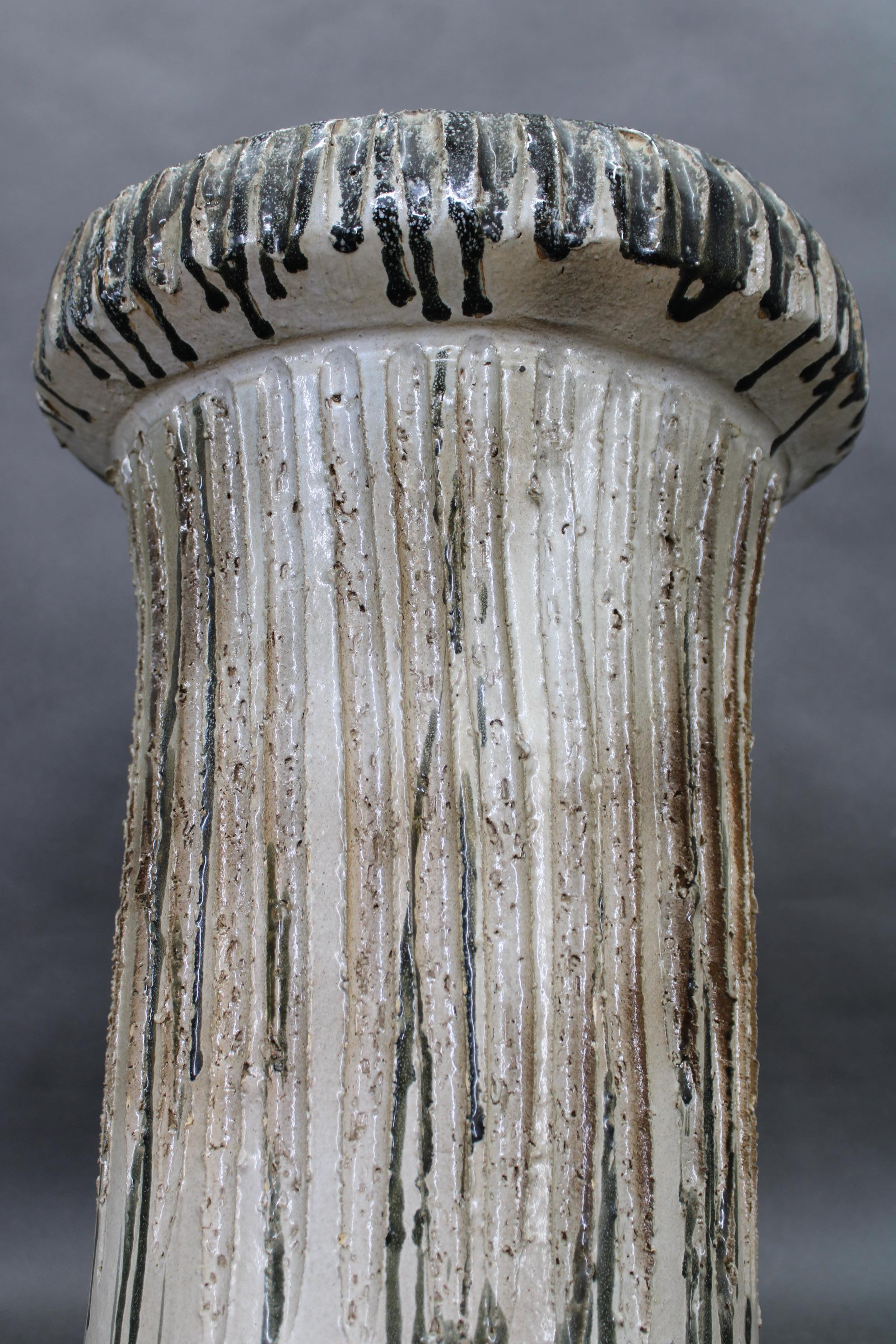 1970er Tschechoslowakische Brutalistische Keramikvase, große strukturierte Keramik aus der Jahrhundertmitte im Angebot 1