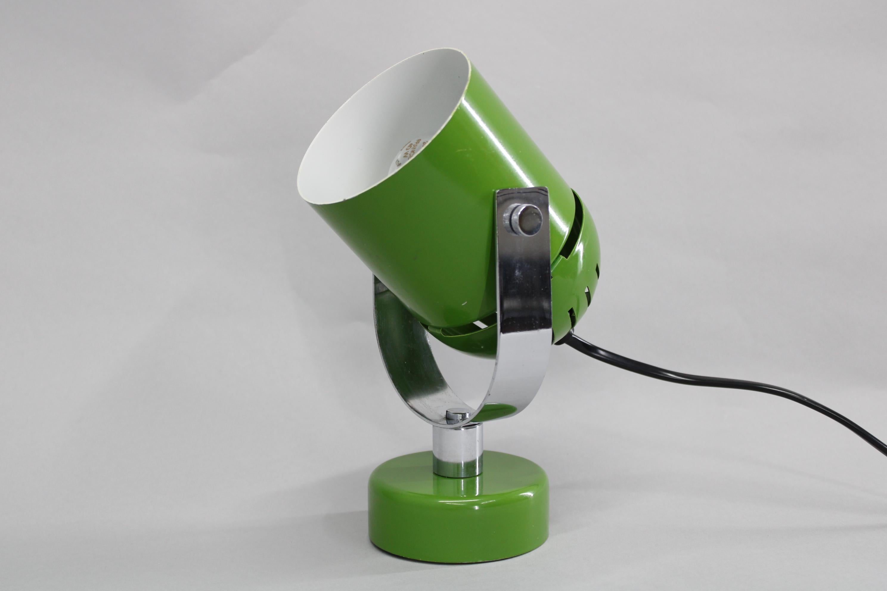 Verstellbare Wandleuchte, entworfen von Stanislav Indra, hergestellt in der Tschechoslowakei in den 1970er Jahren. Mit grün emailliertem Stahlschirm, verchromten Metalldetails und einem skulpturalen Profil, das sich sowohl für die Wand als auch für
