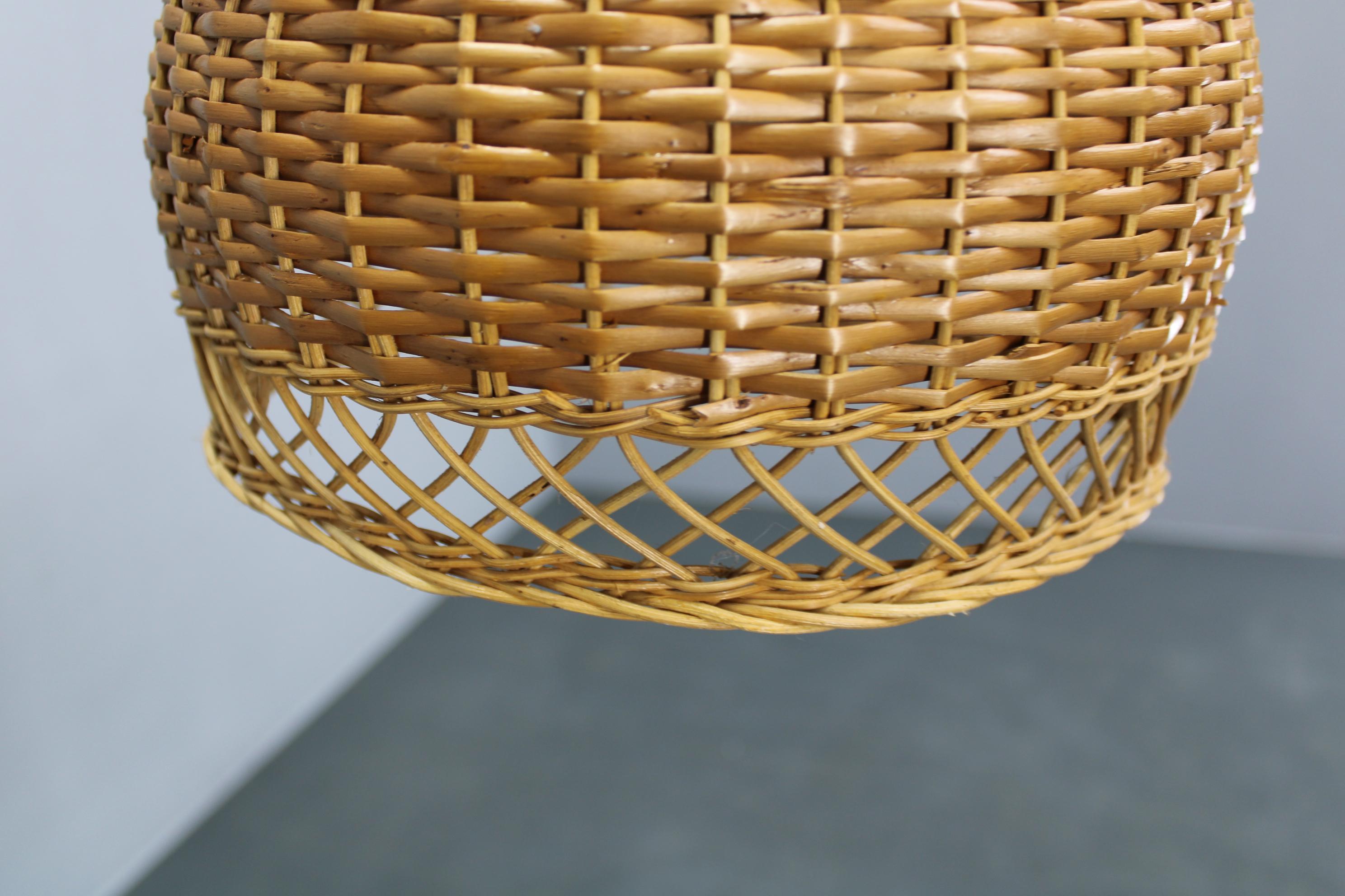 Lampada a sospensione in rattan e pino cecoslovacco degli anni '70, lampadario a tre paralumi in vendita 3