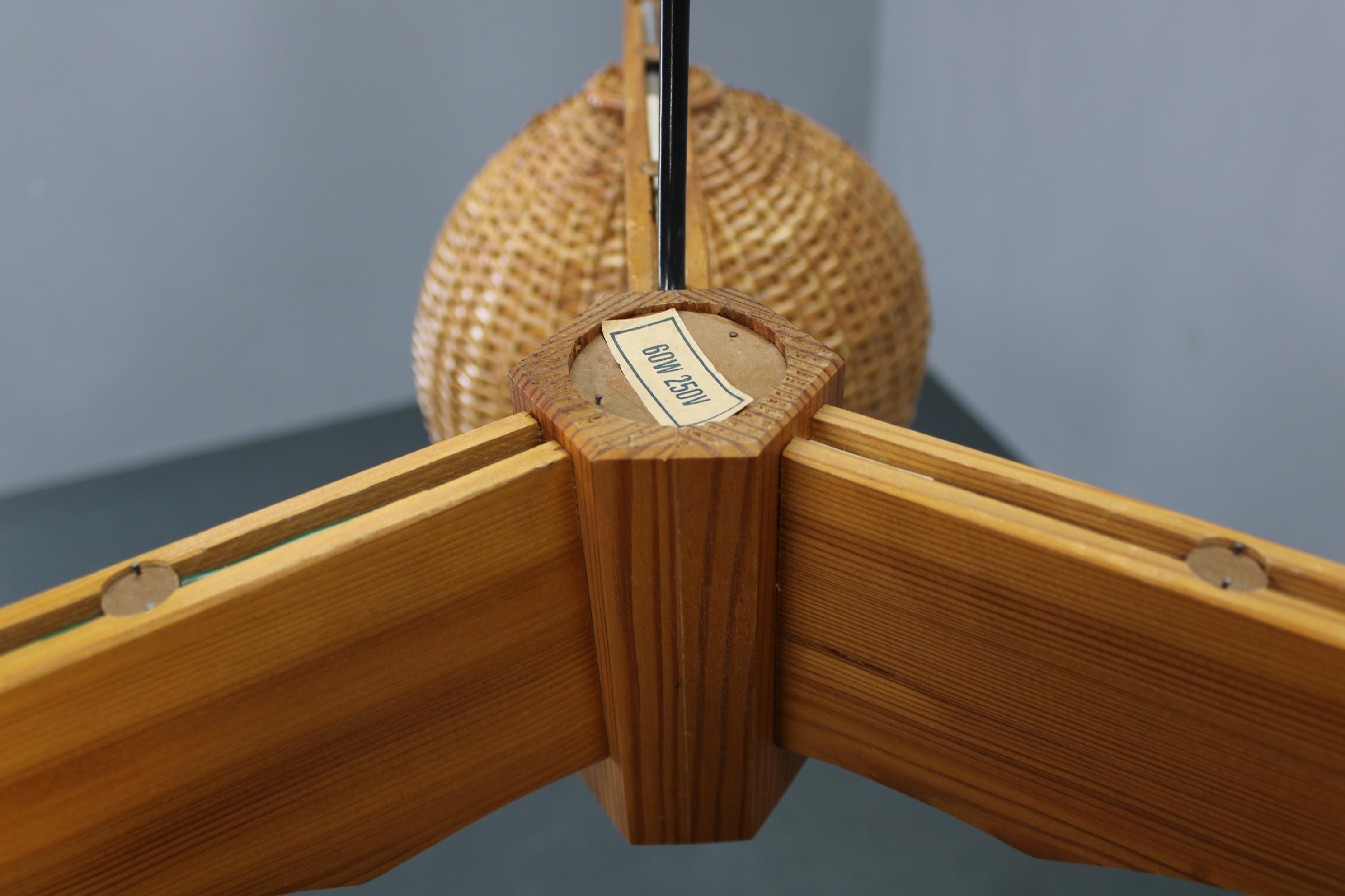 Lampada a sospensione in rattan e pino cecoslovacco degli anni '70, lampadario a tre paralumi in vendita 4