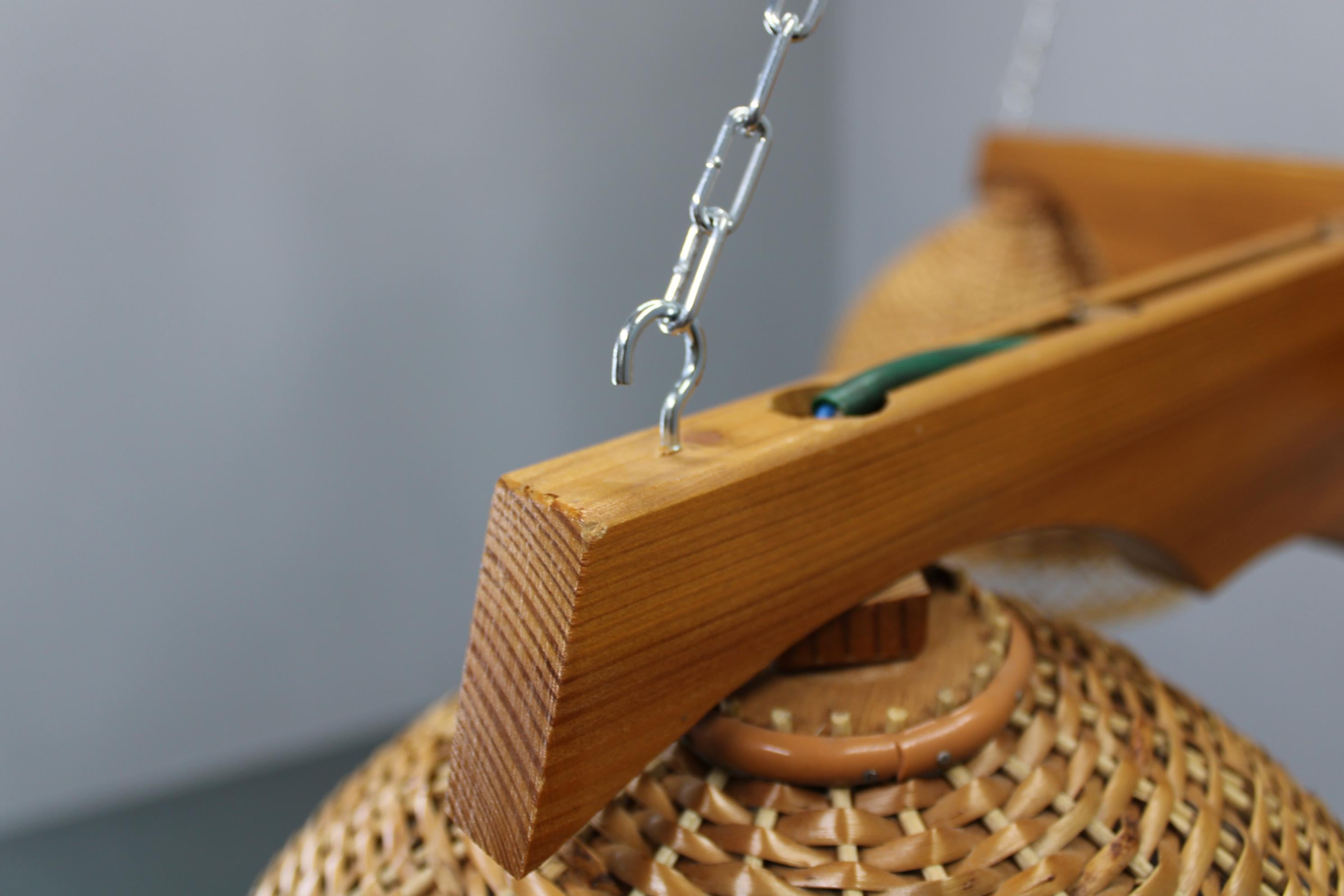 Lampada a sospensione in rattan e pino cecoslovacco degli anni '70, lampadario a tre paralumi in vendita 5