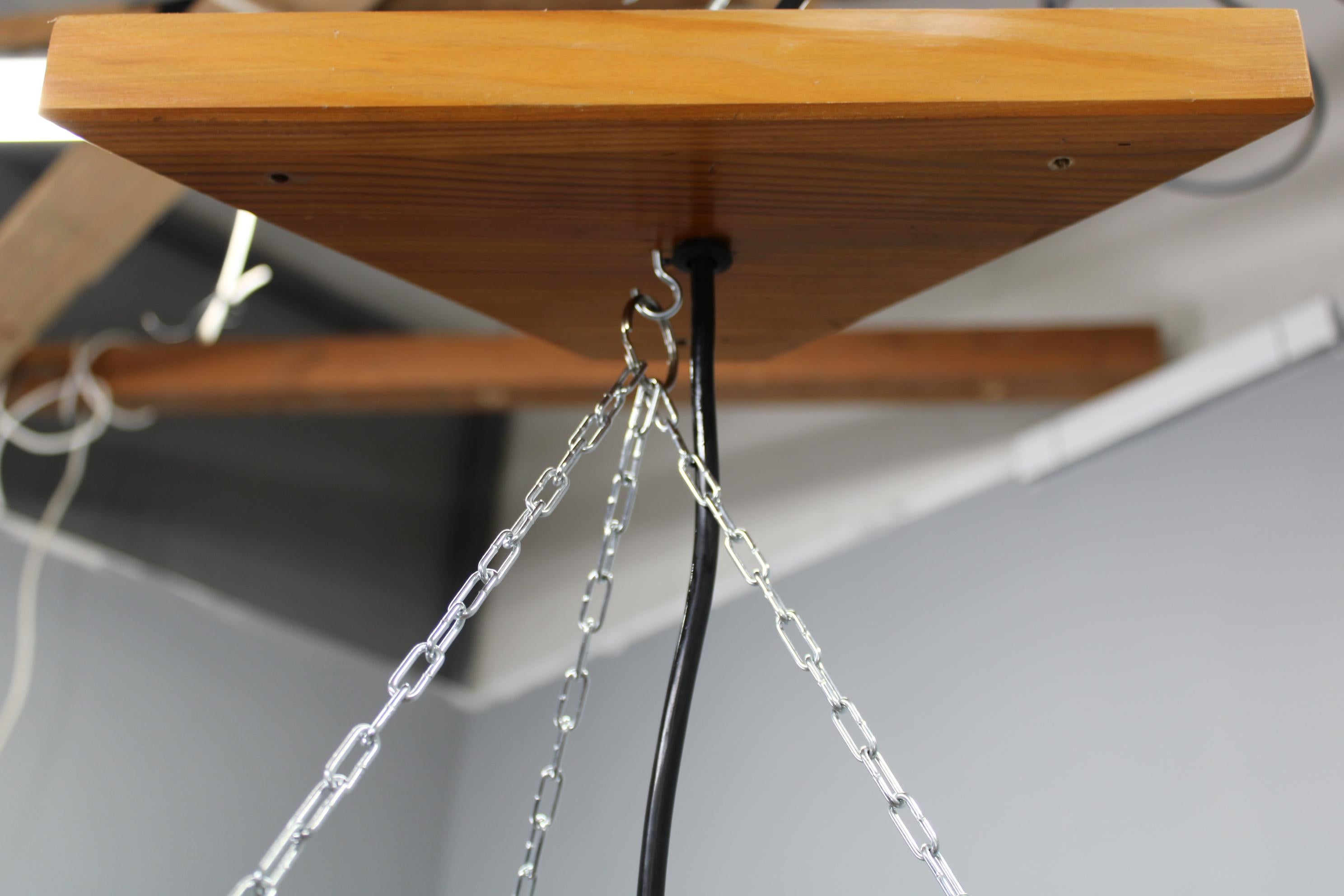 Lampada a sospensione in rattan e pino cecoslovacco degli anni '70, lampadario a tre paralumi in vendita 6