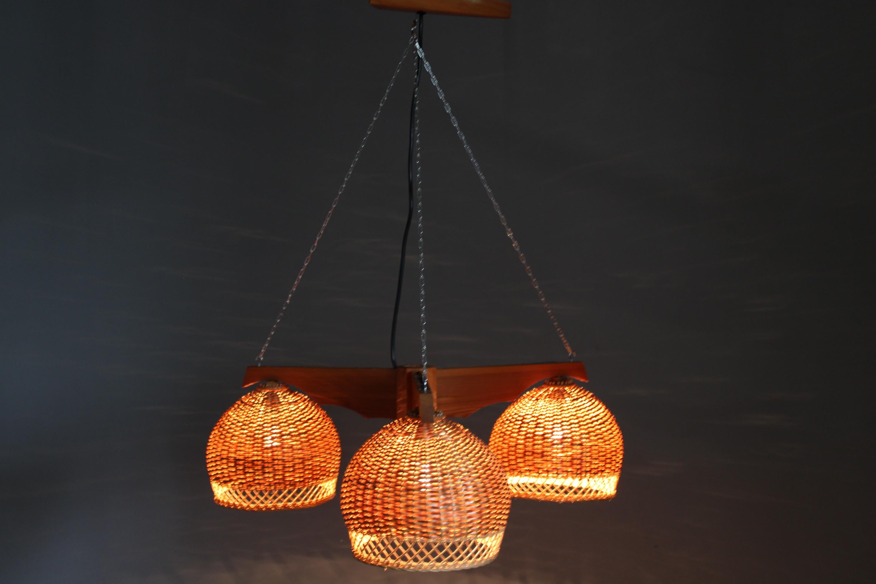 Lampada a sospensione in rattan e pino cecoslovacco degli anni '70, lampadario a tre paralumi in vendita 8