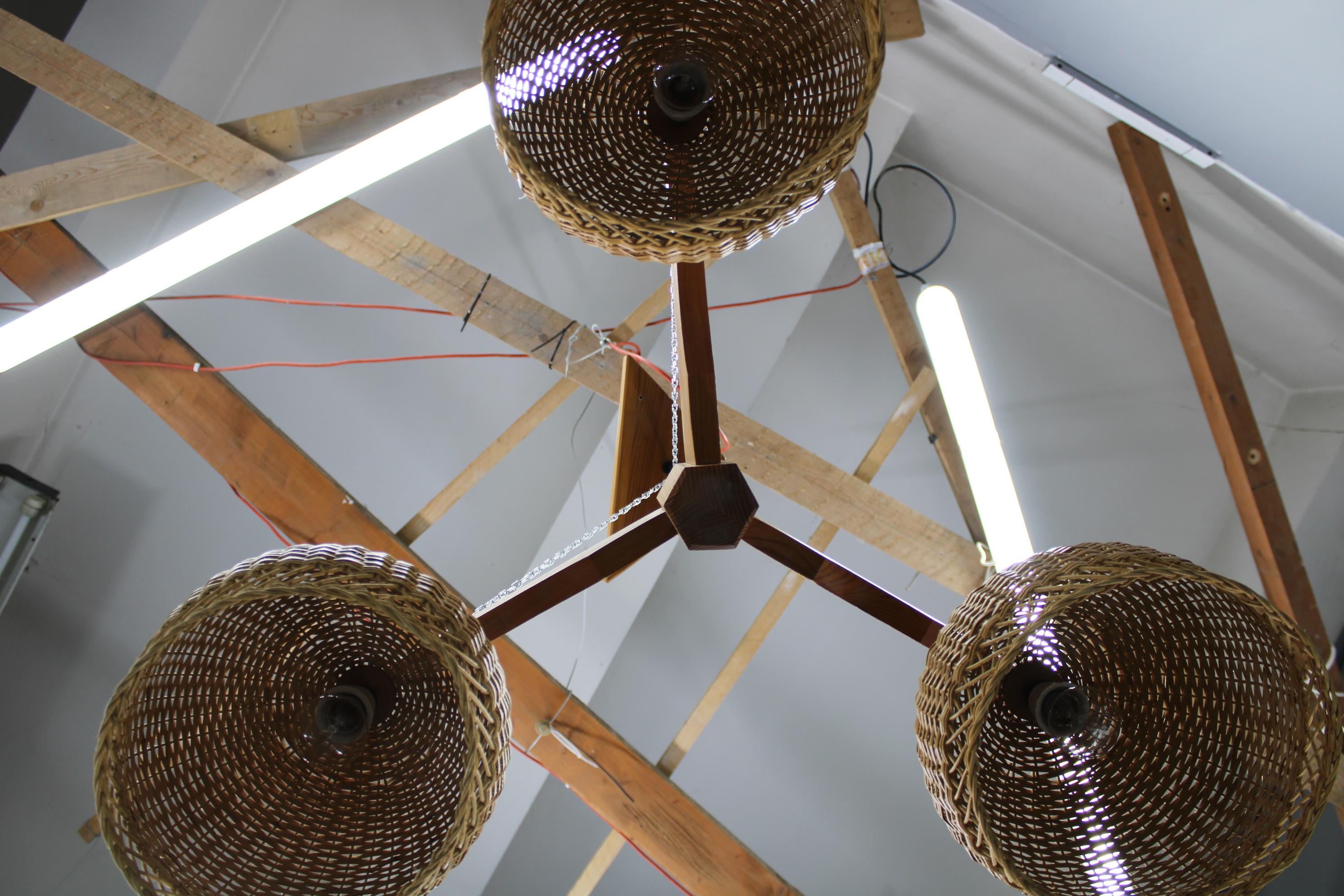 Lampada a sospensione in rattan e pino cecoslovacco degli anni '70, lampadario a tre paralumi In condizioni buone in vendita a Praha, CZ