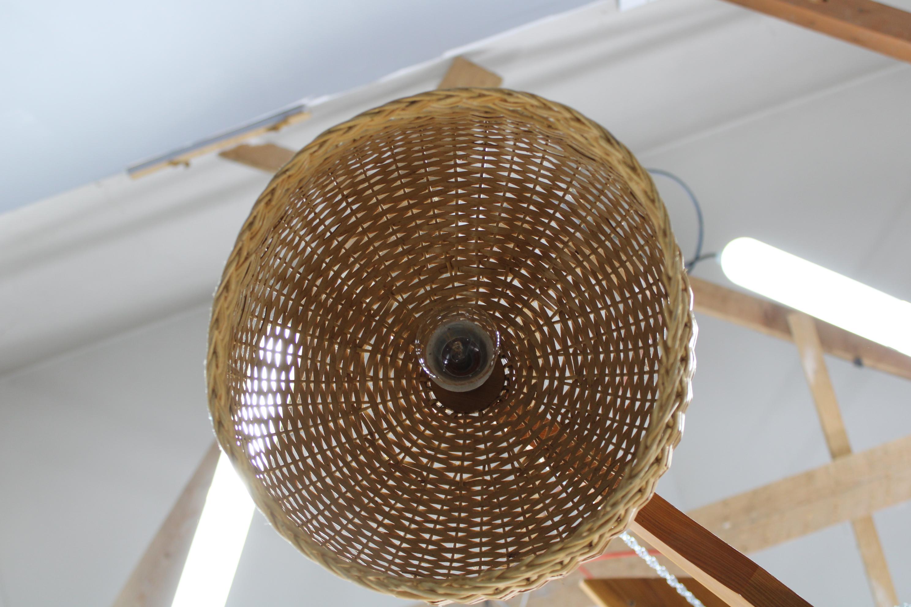 Fine XX secolo Lampada a sospensione in rattan e pino cecoslovacco degli anni '70, lampadario a tre paralumi in vendita