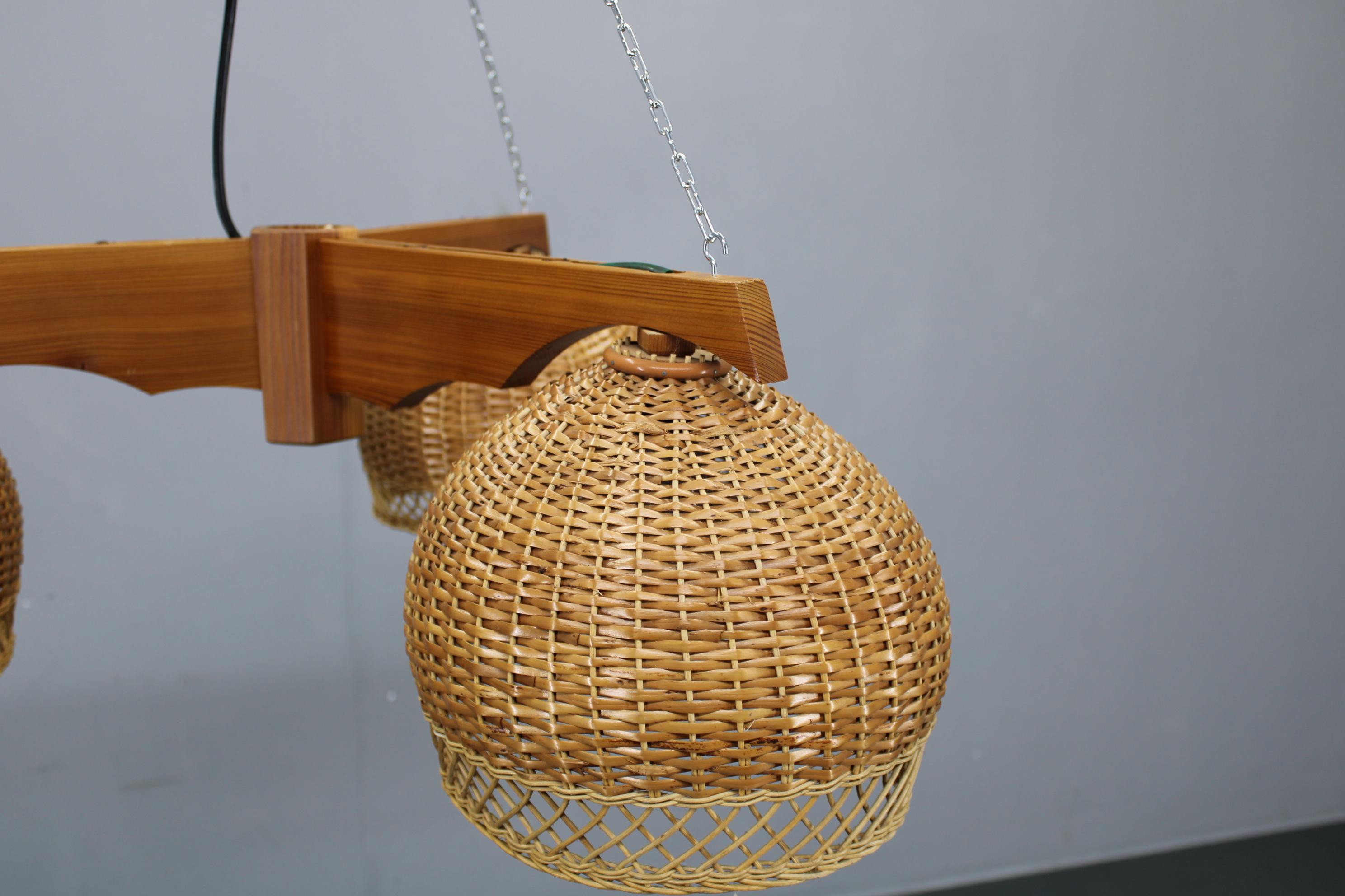 Rattan Lampada a sospensione in rattan e pino cecoslovacco degli anni '70, lampadario a tre paralumi in vendita