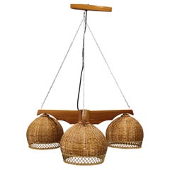 Lampada a sospensione in rattan e pino cecoslovacco degli anni '70, lampadario a tre paralumi