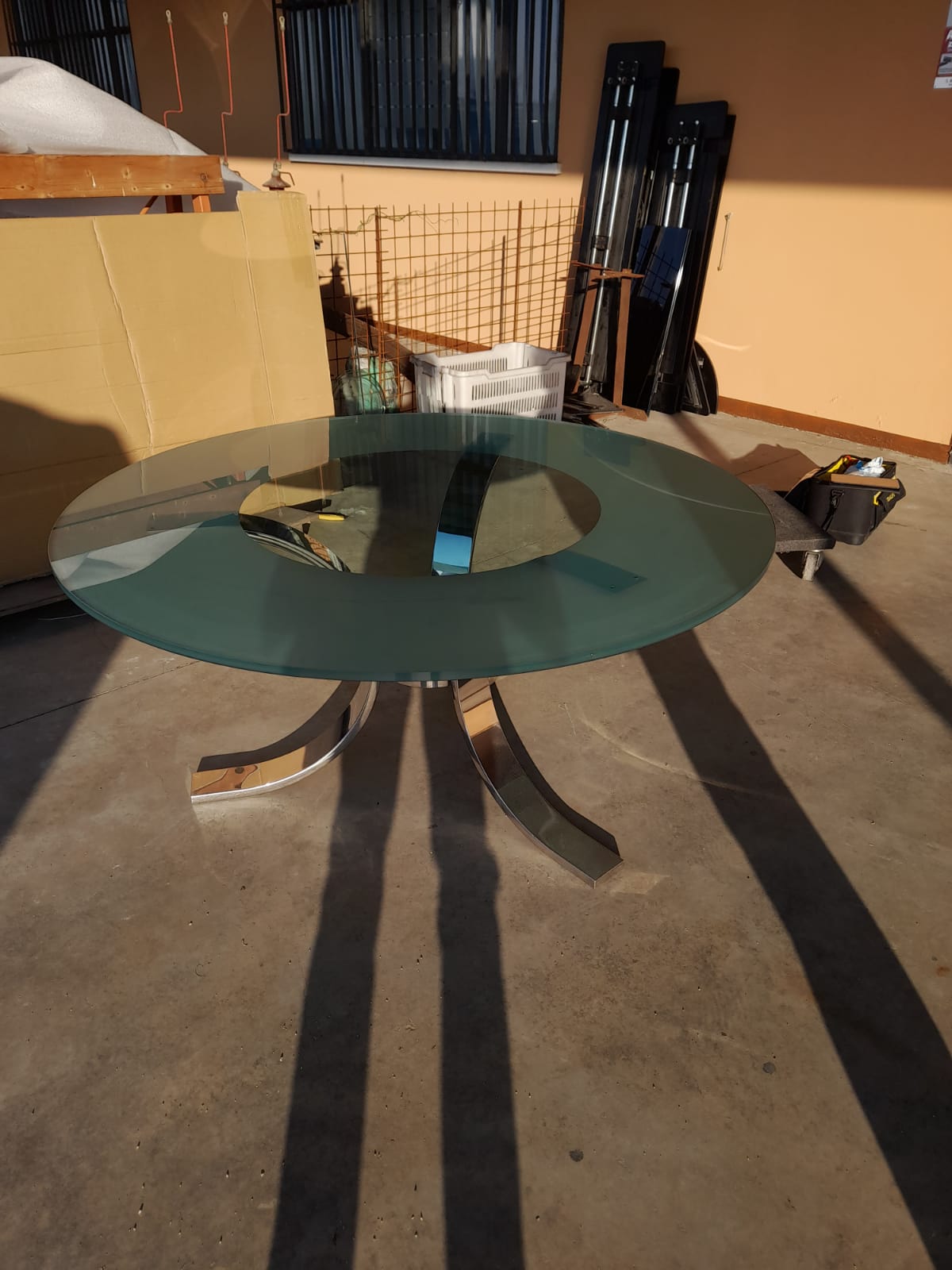 1970s Dada international chromed legs and rounded etched glass Table . 
This table has been realized by dada International and it is 152 cm diameter wide to welcome six persons. 
The three legs are made in chromed steel and composes a central