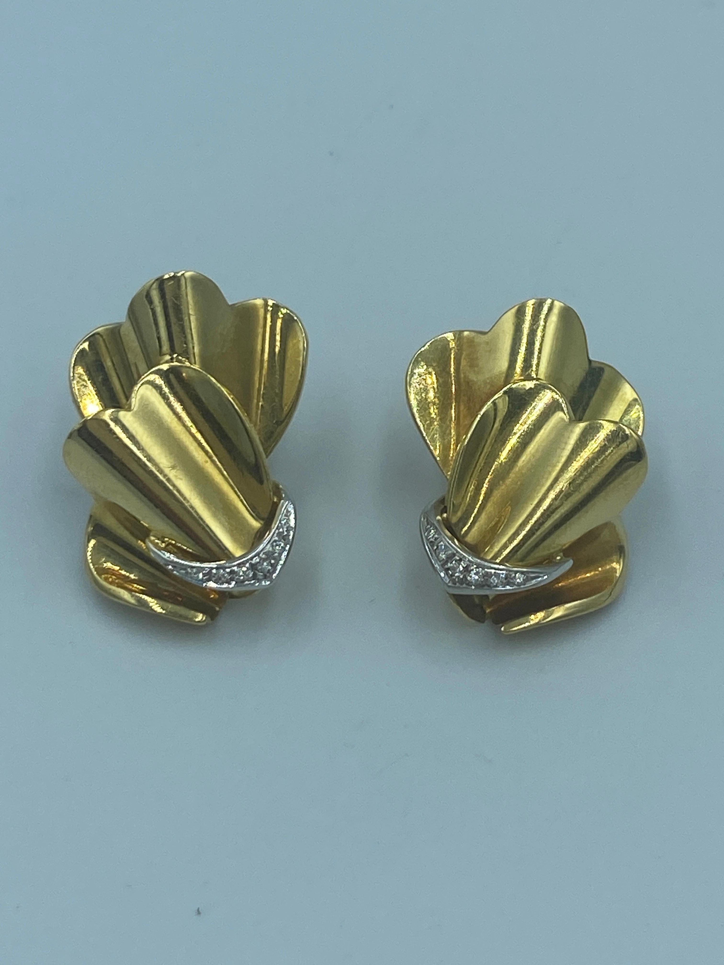 This attractive pair of 1970s 18 k gold Damiani earrings styled in the shape of fans are adorned with small round cut diamonds. The earrings have a pin as well as a lever back which make them most comfortable to wear. Although hefty in appearance
