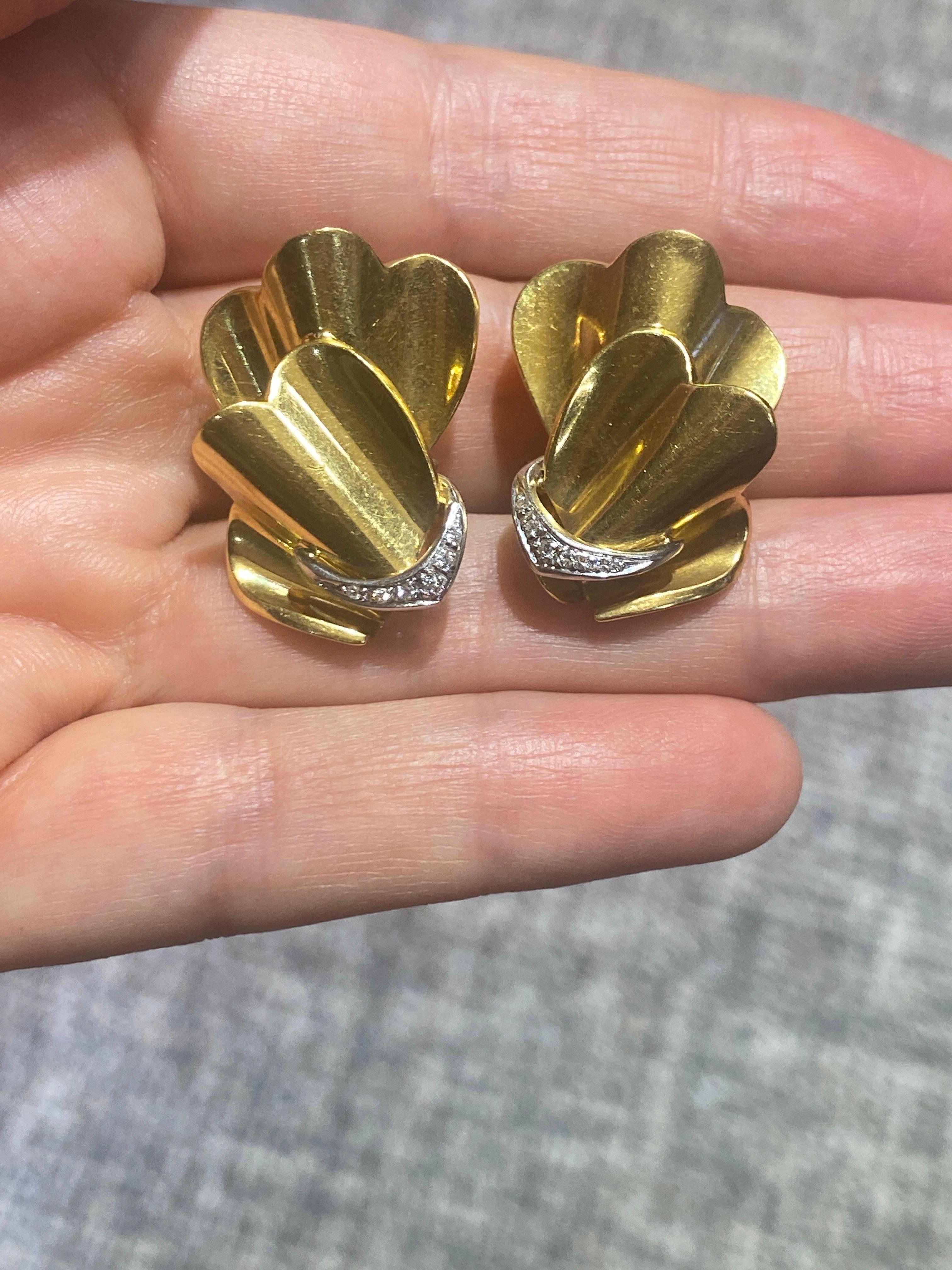 Round Cut 1970s Damiani 18k gold and diamond earrings For Sale