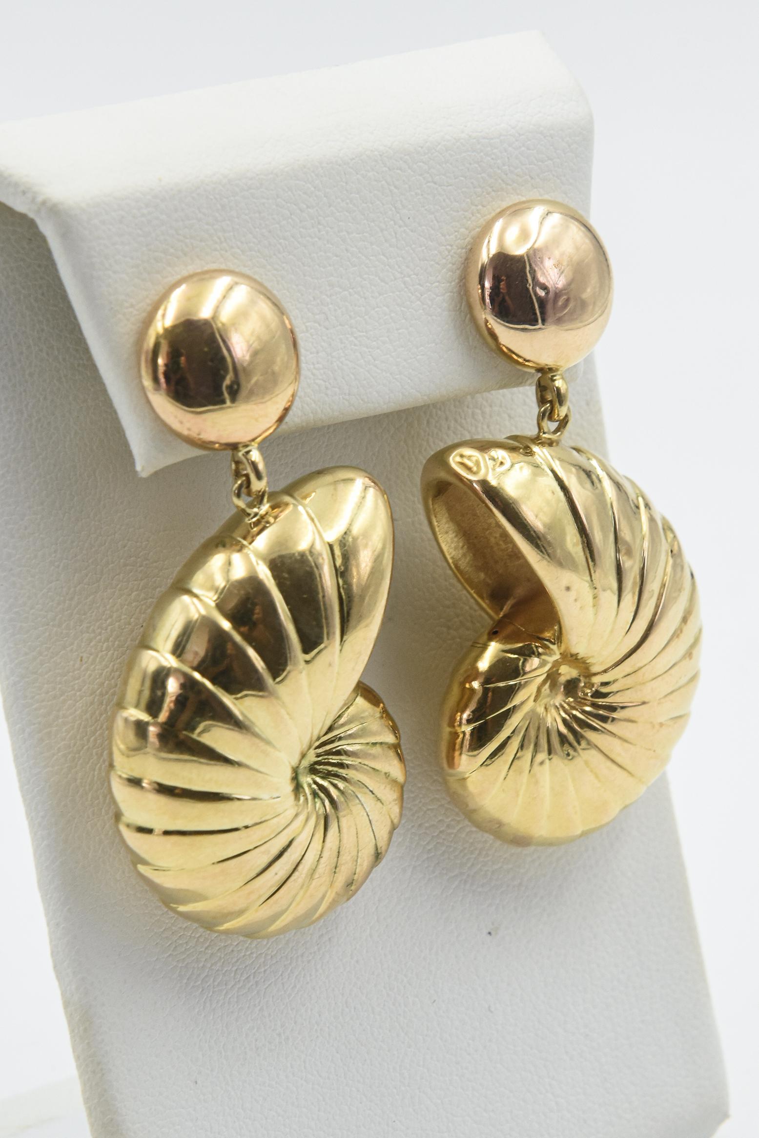 1970s Dangling Yellow Gold Nautilus Shell Earrings  In Good Condition For Sale In Miami Beach, FL