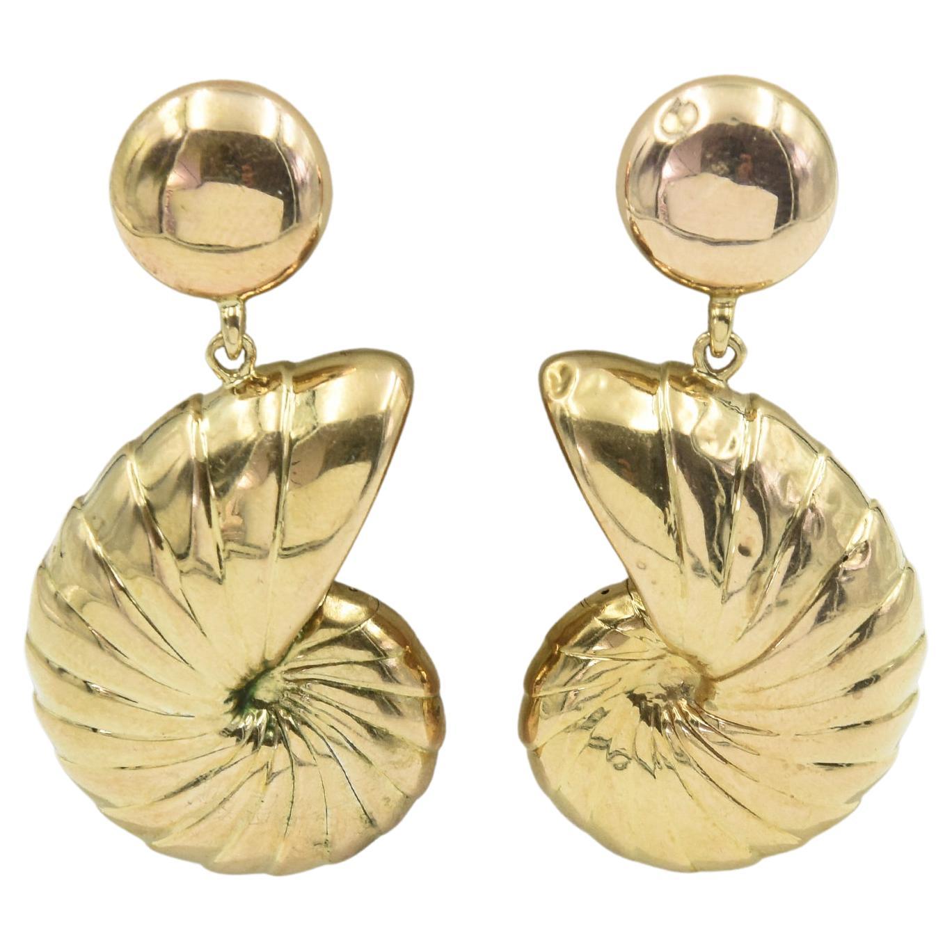 Boucles d'oreilles pendantes en or jaune en forme de coquillage Nautilus des années 1970 
