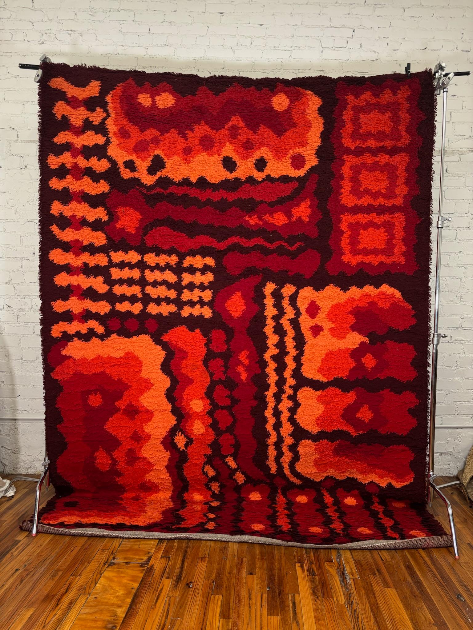 Tappeto Dania Taepper astratto rosso arancione del 1970, non usato, metà secolo, in lana danese. In condizioni ottime in vendita a Los Angeles, CA