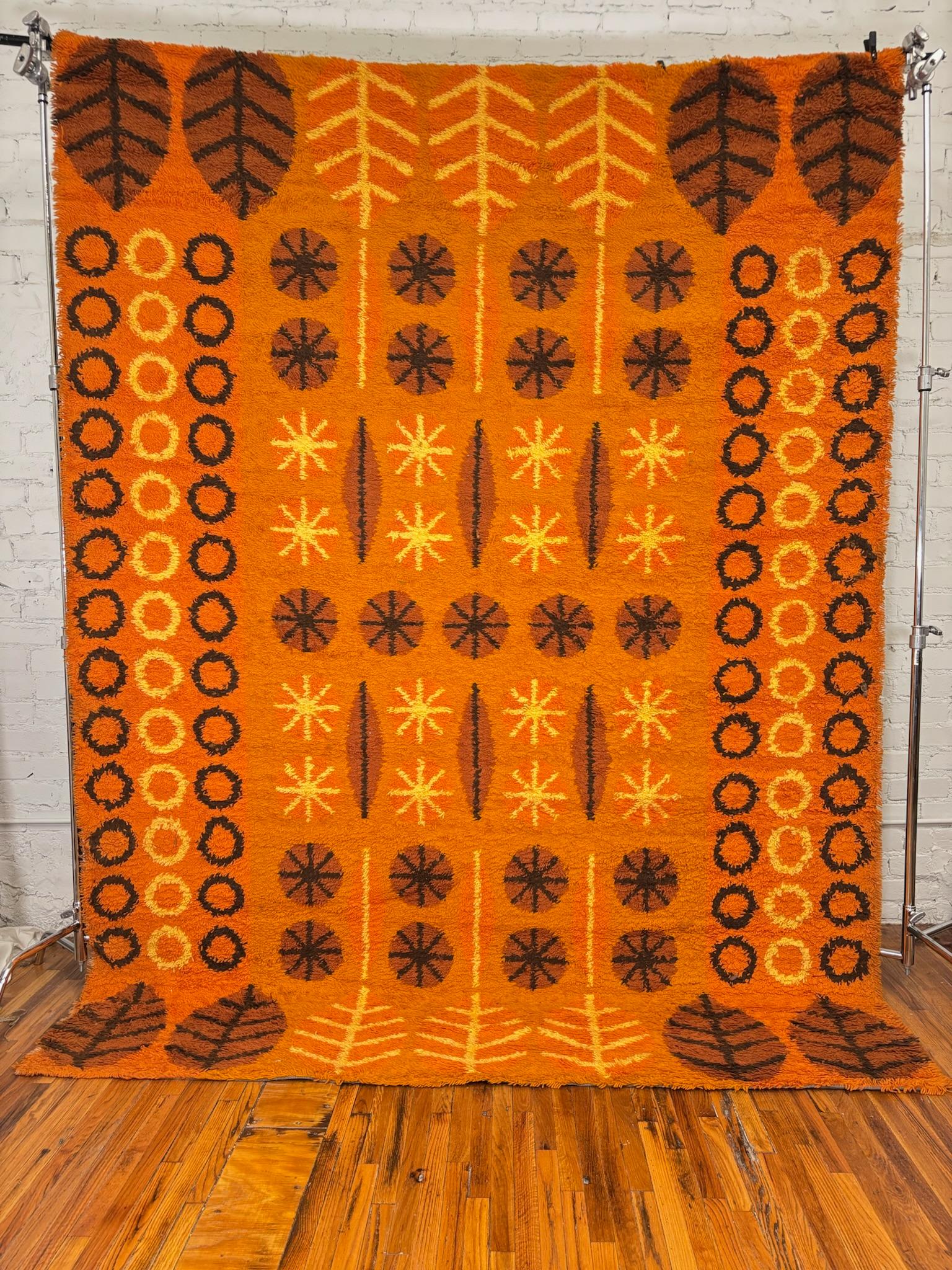 Danese Tappeto Dania Taepper anni '70 con foglie e cerchi arancioni, inutilizzato, in lana Rya, metà del secolo scorso. in vendita