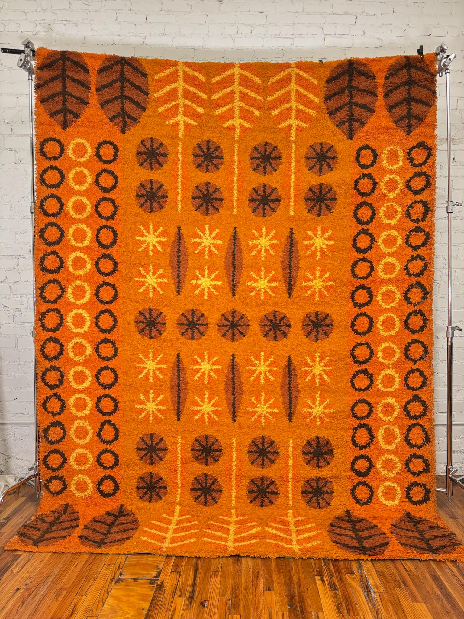 Tappeto Dania Taepper anni '70 con foglie e cerchi arancioni, inutilizzato, in lana Rya, metà del secolo scorso. In condizioni ottime in vendita a Los Angeles, CA