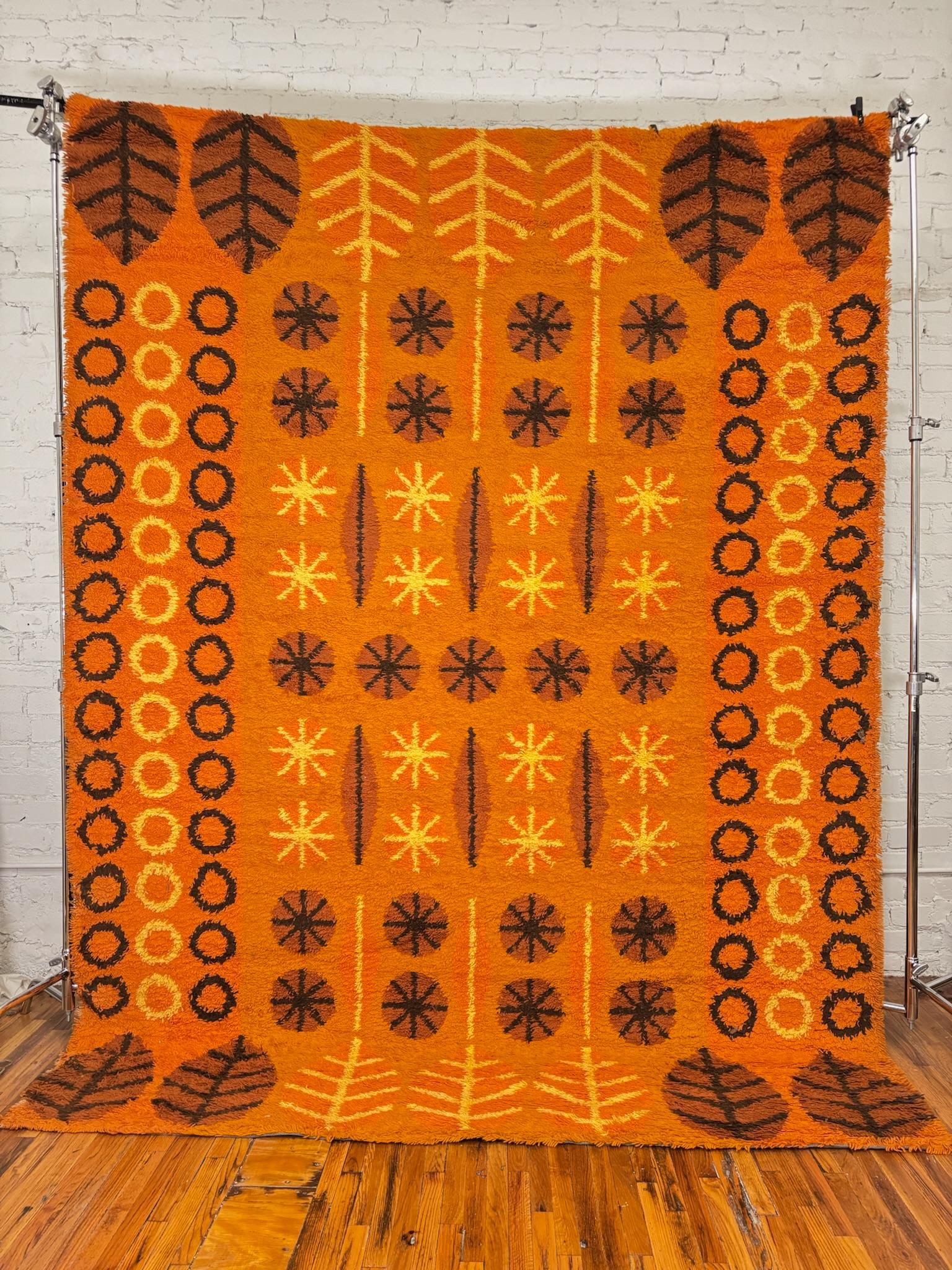 Fine XX secolo Tappeto Dania Taepper anni '70 con foglie e cerchi arancioni, inutilizzato, in lana Rya, metà del secolo scorso. in vendita