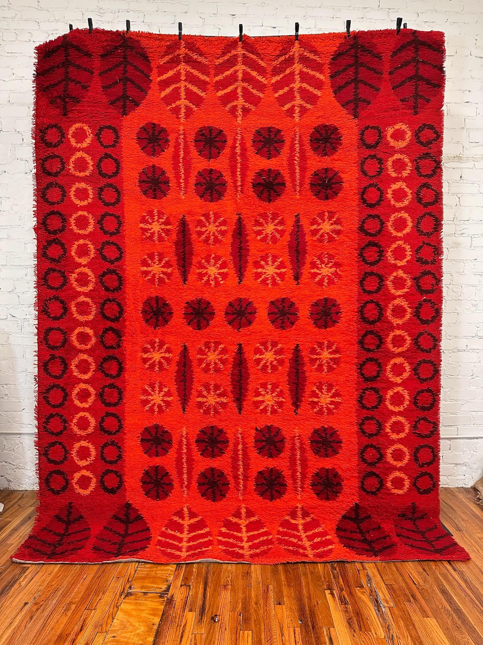 Danese Tappeto Dania Taepper anni '70 con foglie e cerchi rossi, non usato, della metà del secolo scorso, in lana danese. in vendita