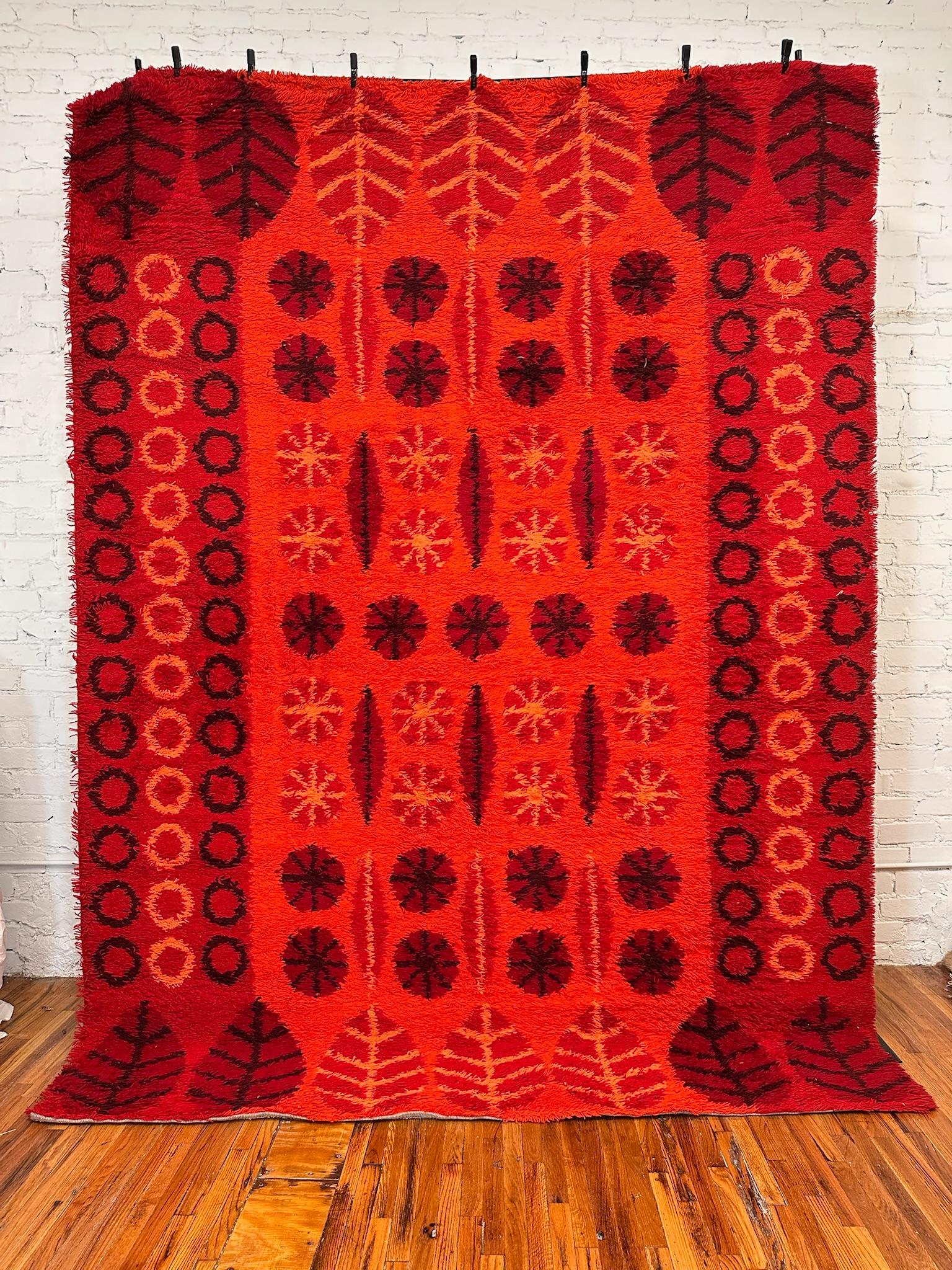 Tappeto Dania Taepper anni '70 con foglie e cerchi rossi, non usato, della metà del secolo scorso, in lana danese. In condizioni ottime in vendita a Los Angeles, CA