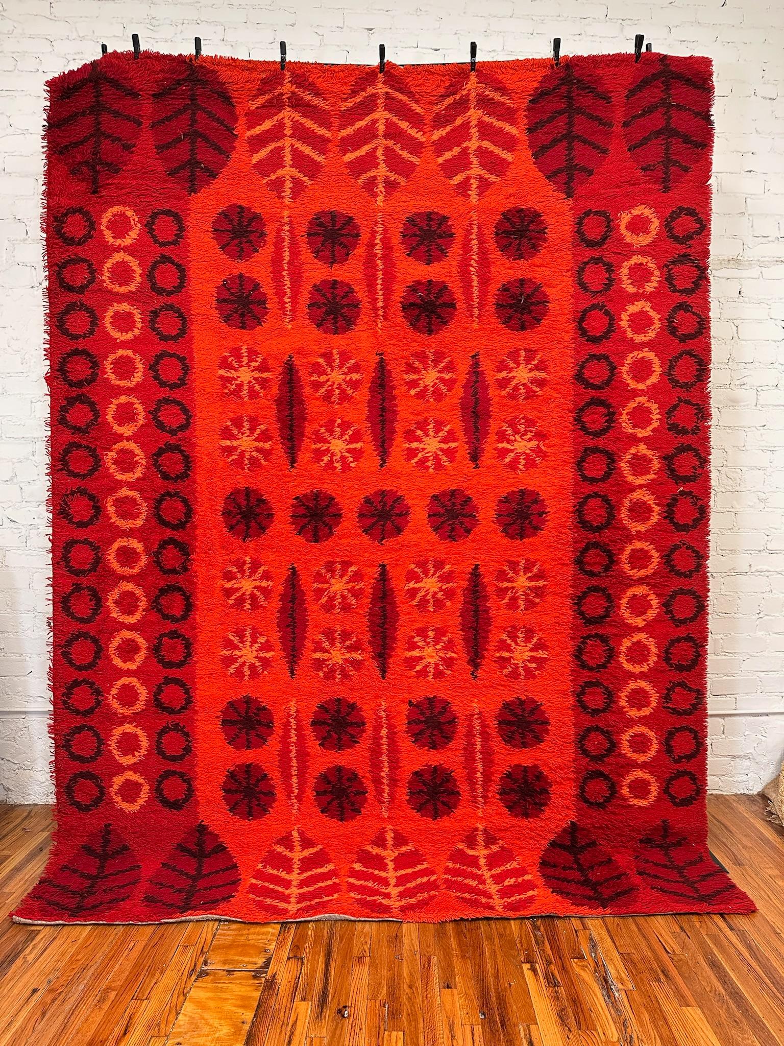 Fine XX secolo Tappeto Dania Taepper anni '70 con foglie e cerchi rossi, non usato, della metà del secolo scorso, in lana danese. in vendita