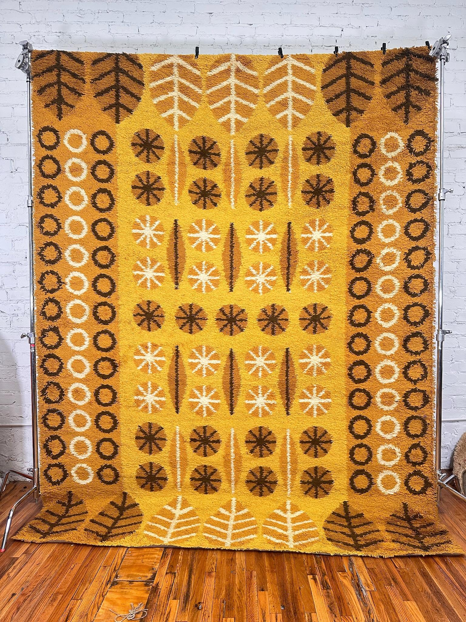 DANIA Taepper Yellow Brown Circle UNUSED Mid Century Danish Wool Rya Rug (1970) Excellent état - En vente à Los Angeles, CA